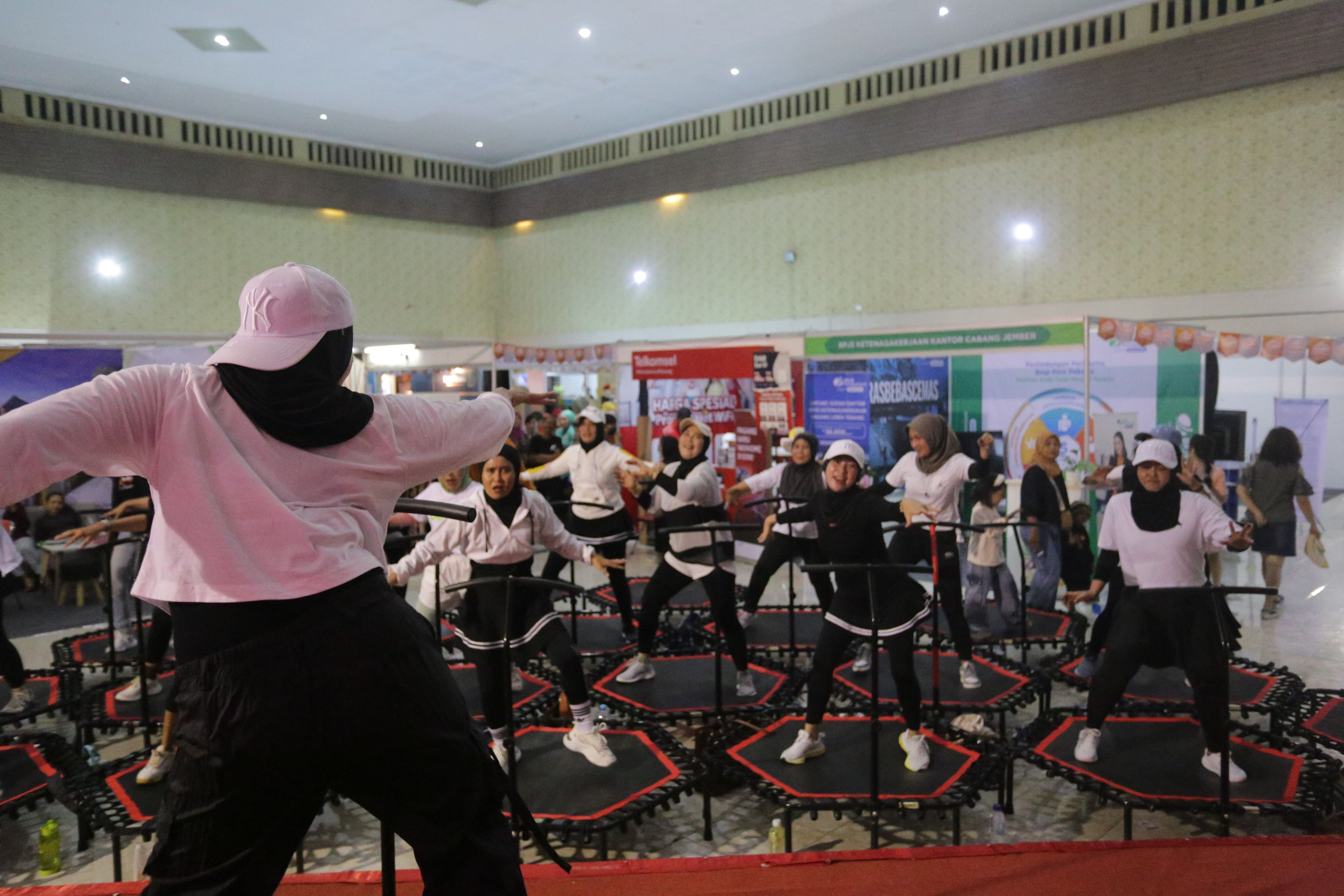 MENANTANG: Sejumlah warga mengikuti trampoline dance fitness di Expo JOGed, kemarin (6/3) malam.