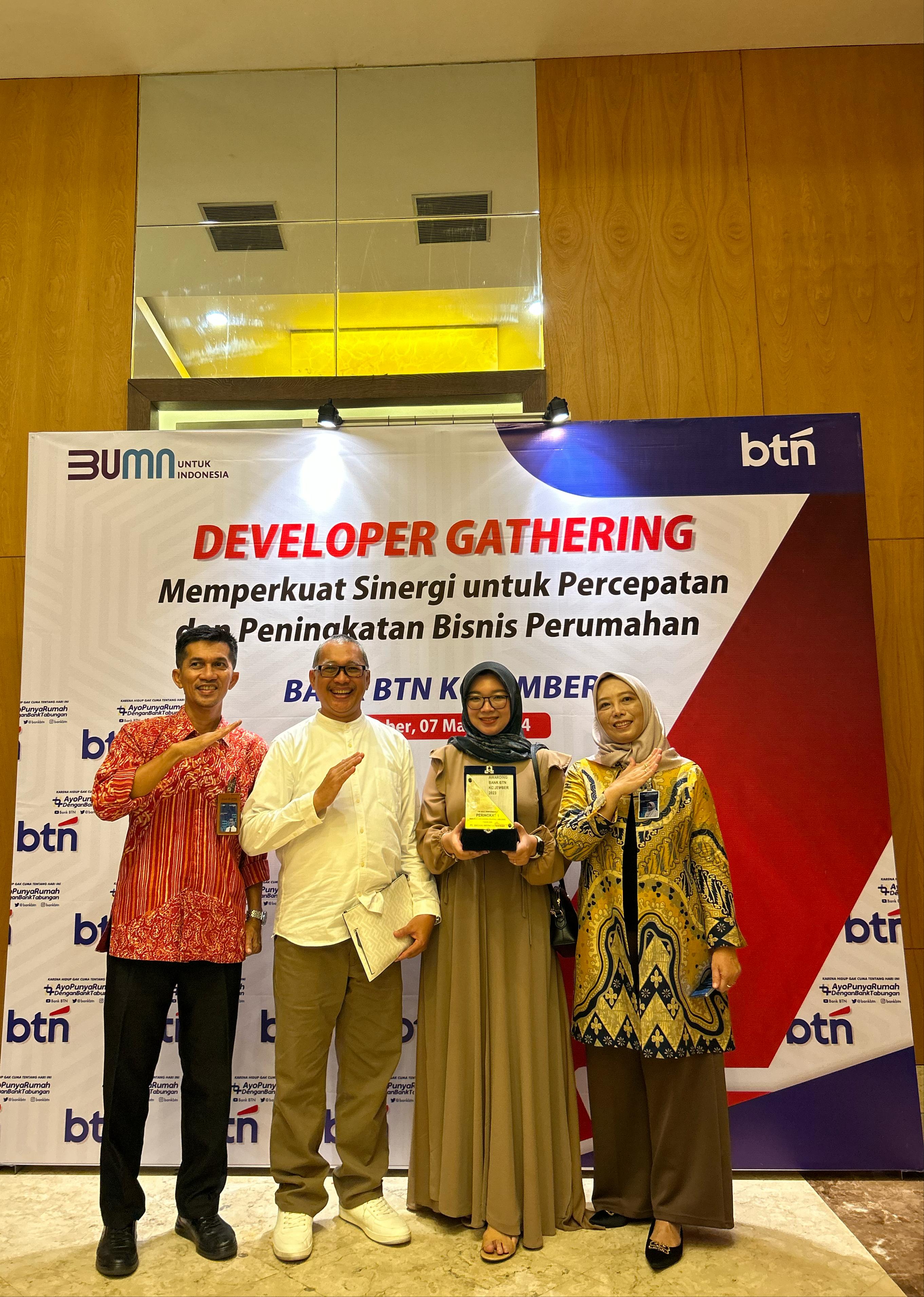 BANGGA: PT. Bintang Indonesia Sentosa (BIS) foto bersama saat menerima penghargaan dari bank BTN.