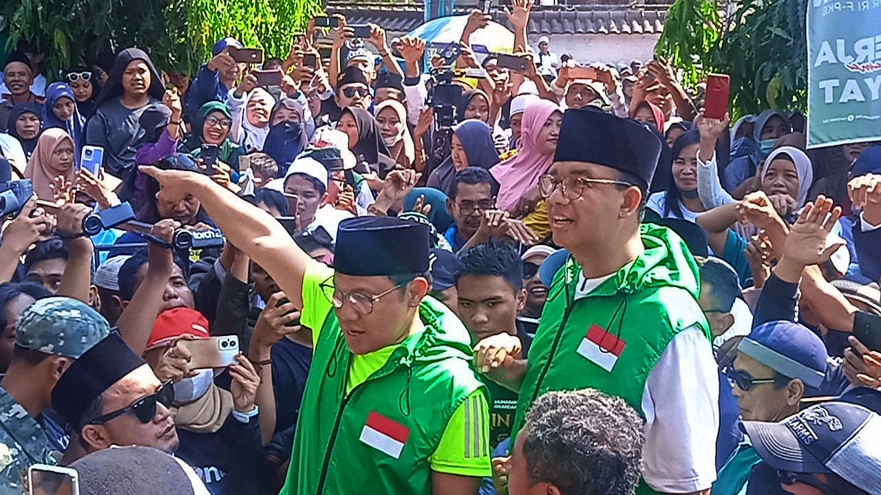 LANJUT KE PERLAWANAN: Paslon 01  saat berkampanye di Jember, tahun 2023.