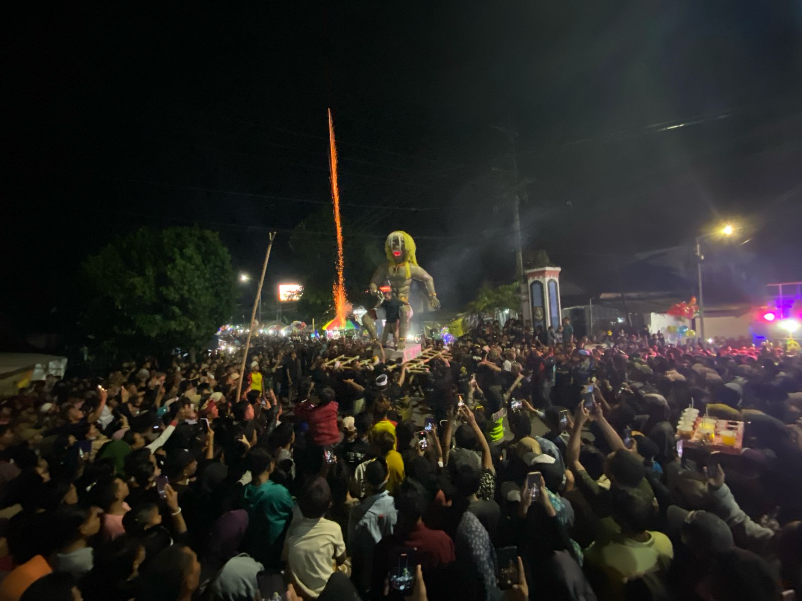 SEMARAK: Kirab Ogoh-ogoh Umat Hindu Desa Sukoreno Umbulsari, Minggu malam (10/3).