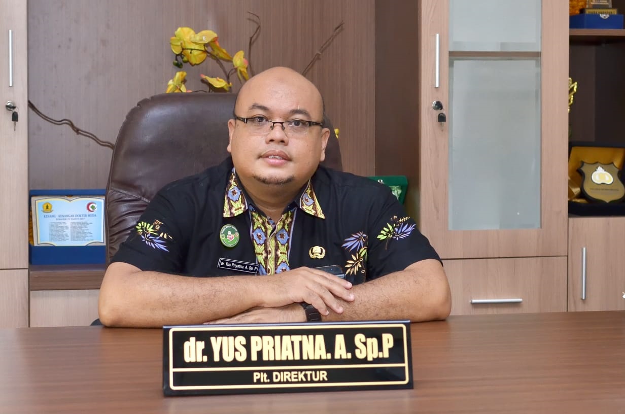 "Dokter tidak hanya merawat fisik pasien, tetapi juga memberikan harapan dan semangat untuk sembuh."  dr Yus Priyatna A. SpP FISR  Direktur RSUD dr H Koesnadi Bondowoso