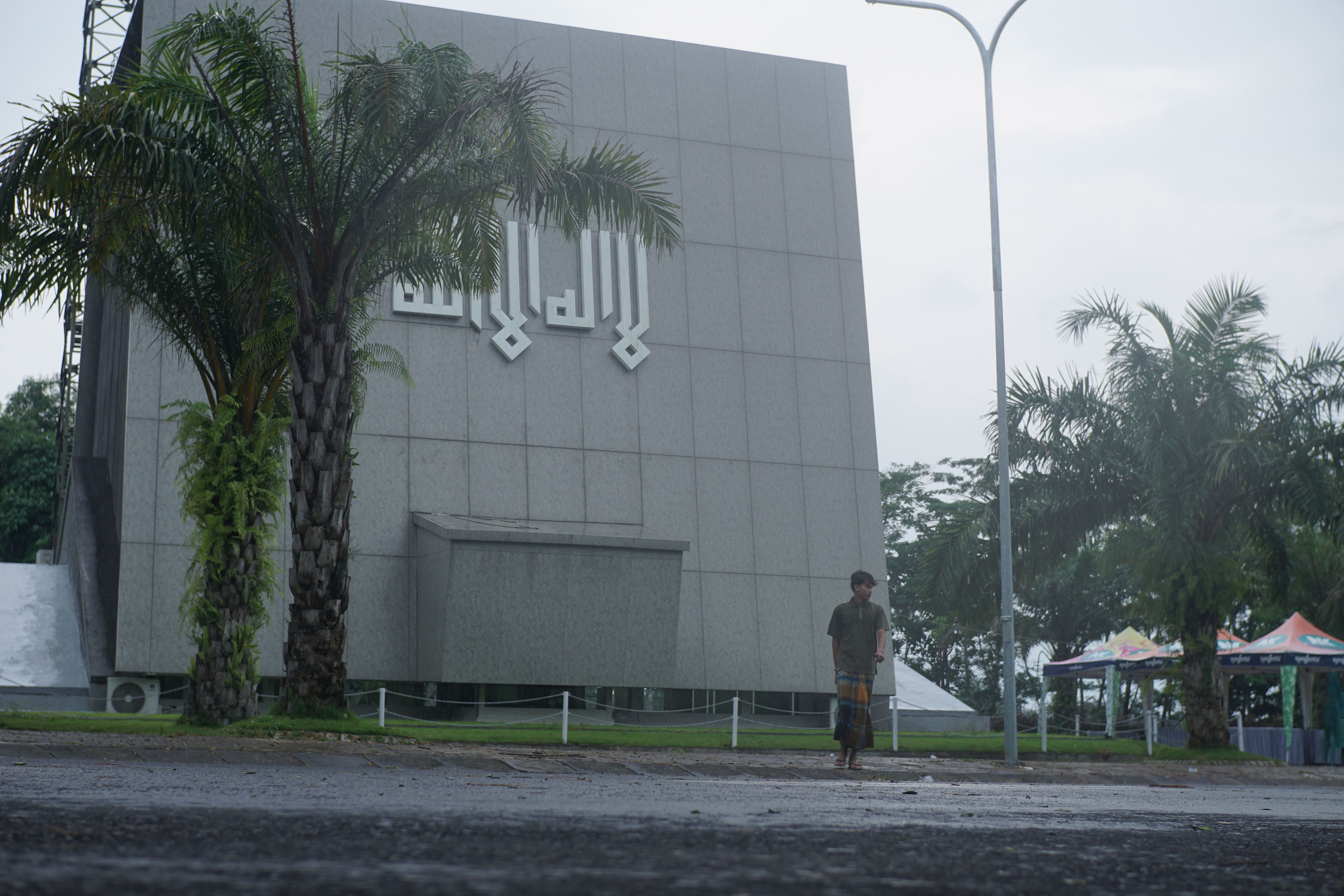 MENAWAN: Jemaah akan melakukan ibadah di Masjid Baitul Karim Al Fauza, Kelurahan Slawu, Kecamatan Patrang. (YULIO FARUQ AHMAD/RADAR JEMBER)