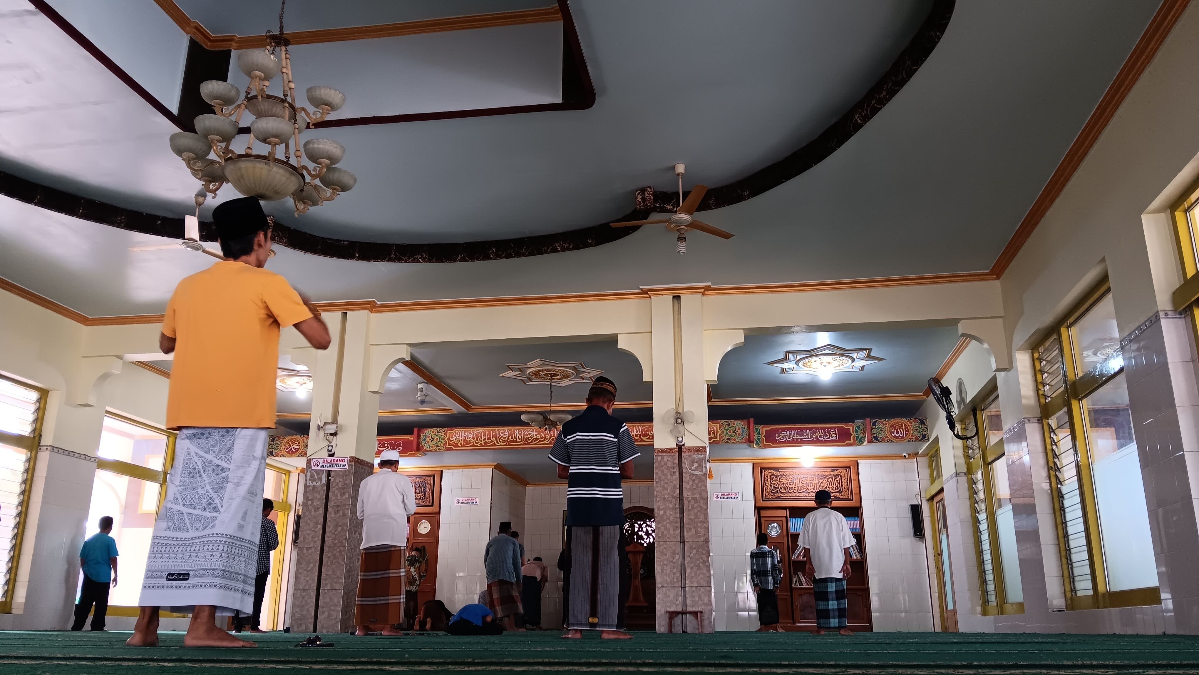 KHUSYUK: Warga menunaikan ibadah salat di Masjid Raudlotul Jannah, Desa/Kecamatan Jenggawah.(YULIO/RADAR JEMBER)