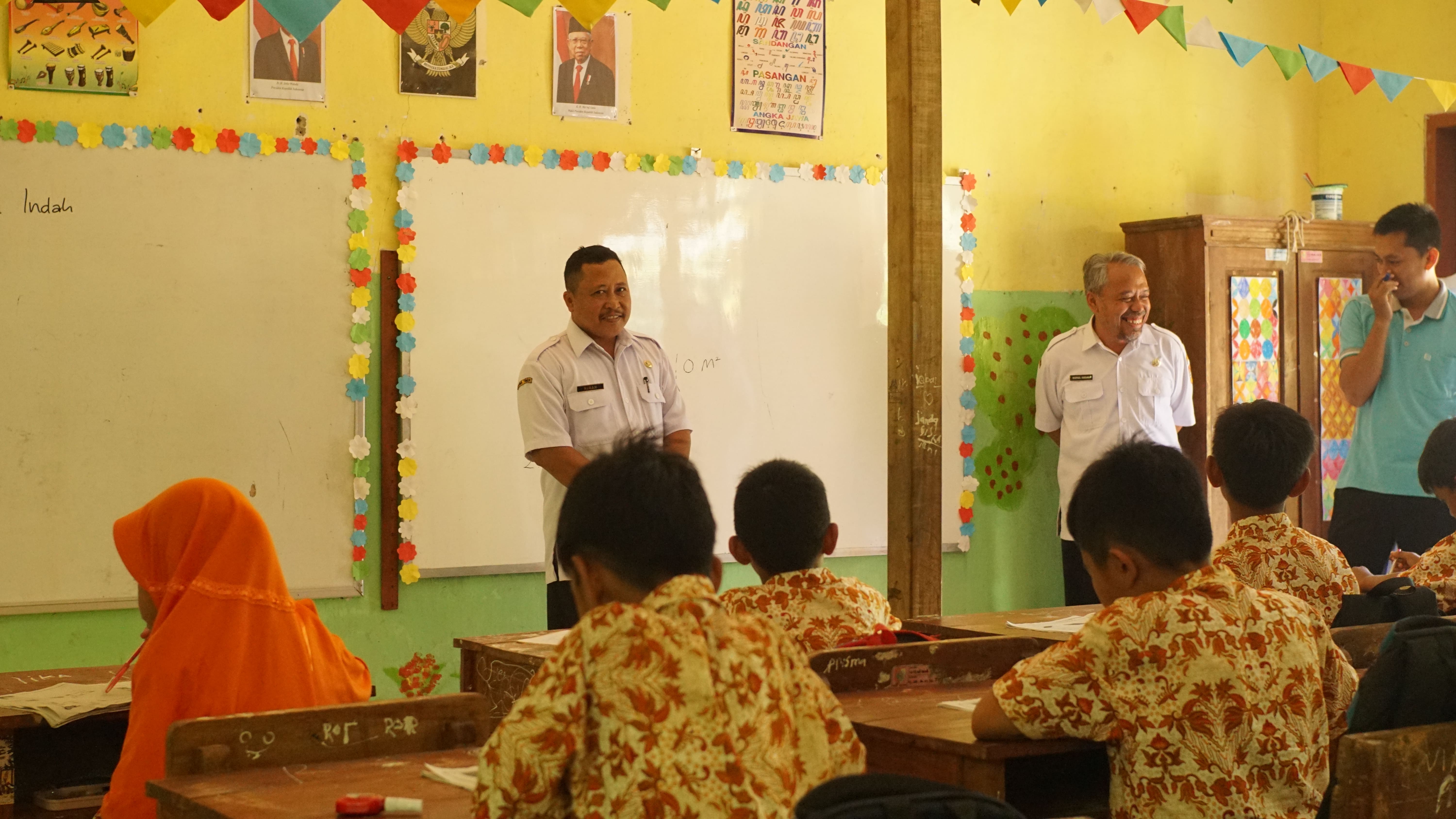 MENINJAU: Kepala SDN Badean 02, Kecamatan Bangsalsari (dua dari kanan), melihat proses belajar mengajar. Saat ini semua jabatan kepsek di TKN, SDN, dan SMPN di Jember telah terisi.(yulio/rj)