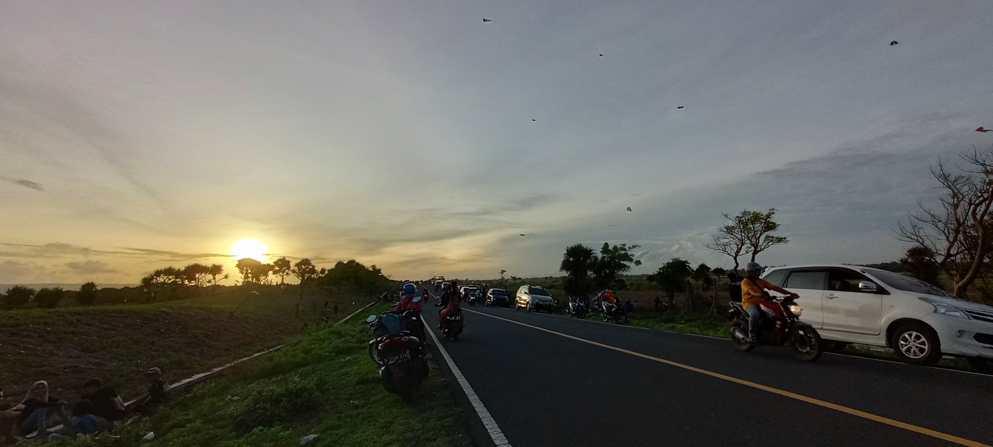 RAMAI: Suasana di Jalan Lintas Selatan, Dusun Jadukan, Desa Mojosari, Kecamatan Puger, saat petang.