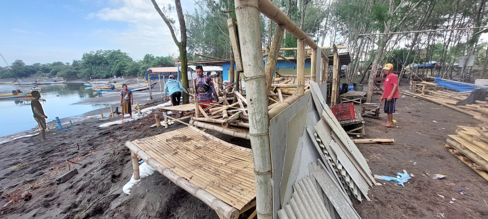 HANCUR: Warung milik warga Dusun Getem, Desa Mojomulyo, kecamatan Puger, Jember mengalami rusak parah akibat terjadi banjir rob pada Kamis (14/3/2024). (JUMAI/RJ)