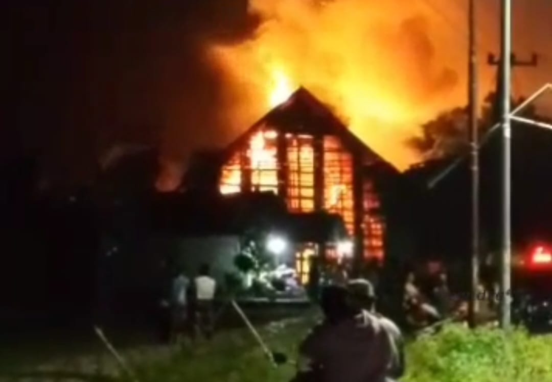 TERBAKAR SAAT WARGA SAHUR: Satu unit gudang pengeringan dalam kondisi kosong milik PTPN X Kebun kertosari, terbakar pada Minggu (17/3/2024) pagi. (Polsek untuk radarjember)