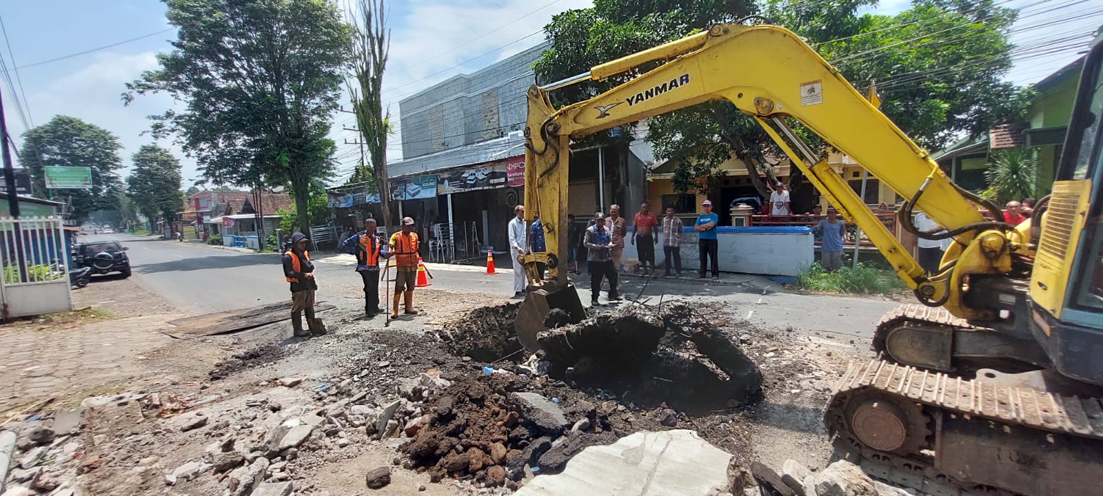 MULAI DIPERBAIKI: Alat berat milik Dinas PU Bina Marga Jawa Timur saat melakukan pembongkaran jembatan yang ambles pada Senin (18/3/2024). (Jumai/ Radar Jember)