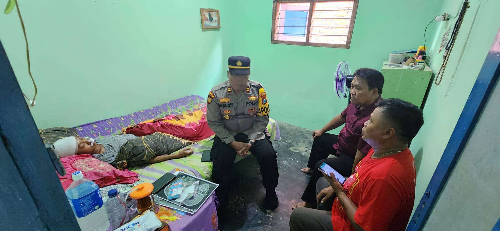 DATANGI RUMAH KORBAN: Kapolsek Kencong IPTU Heru Siswanto bersama Kades setempat saat mengunjungi rumah korban pembacokan pada Selasa (5/3/2024) lalu. (Polsek untuk radarjember,id)