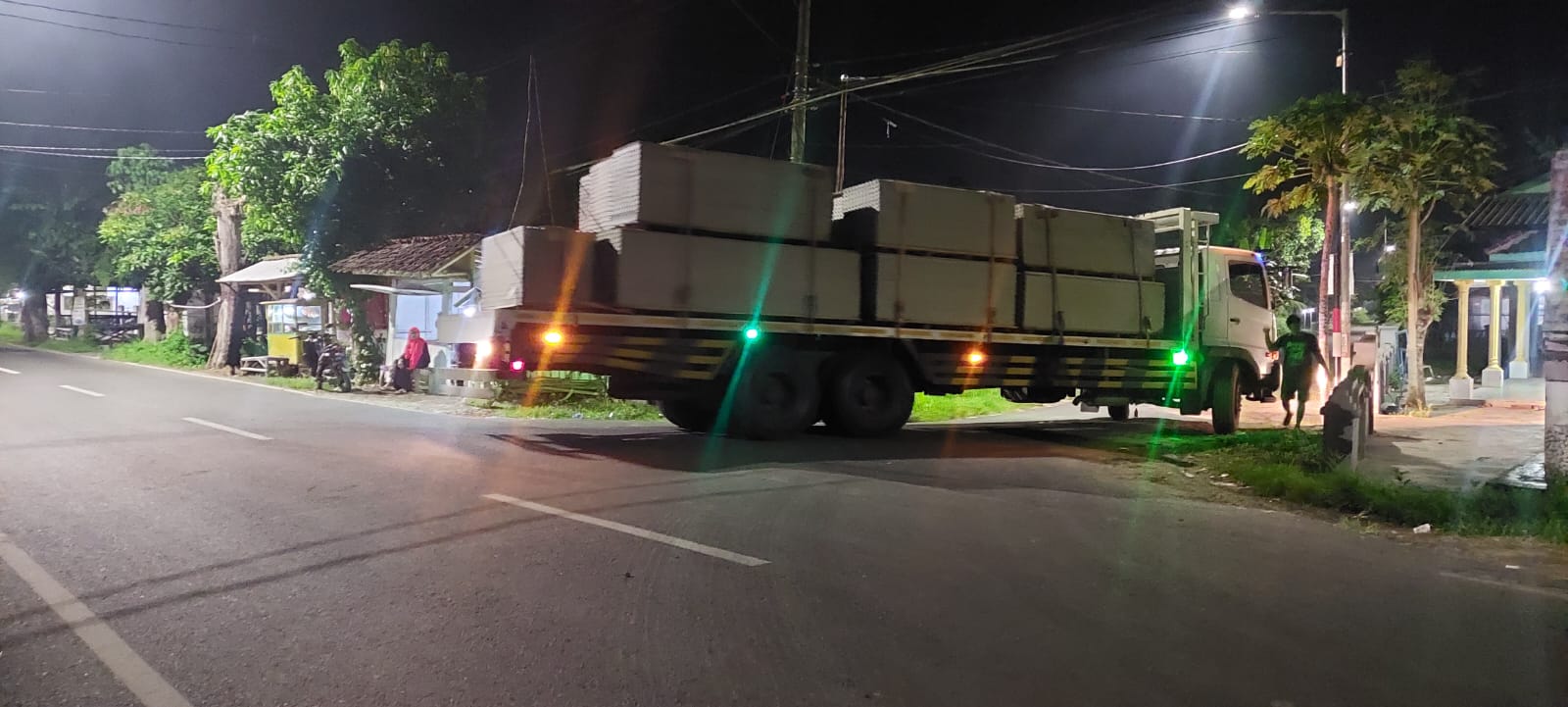 PUTAR BALIK: Dua truk jenis tronton salah jalan ke arah Tempurejo harus putar balik di Dusun Krajan, Desa Wonojati, Jenggawah, Jember pada Selasa(19/3/2024) pukul 01.00 dini hari (Jumai/Radar Jember)