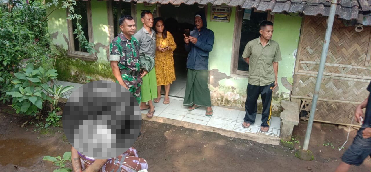 Kepala Desa Panduman, Babinsa, dan Babinkamtibmas setempat mengamankan korban usai dianiaya. (Foto: Ambang)