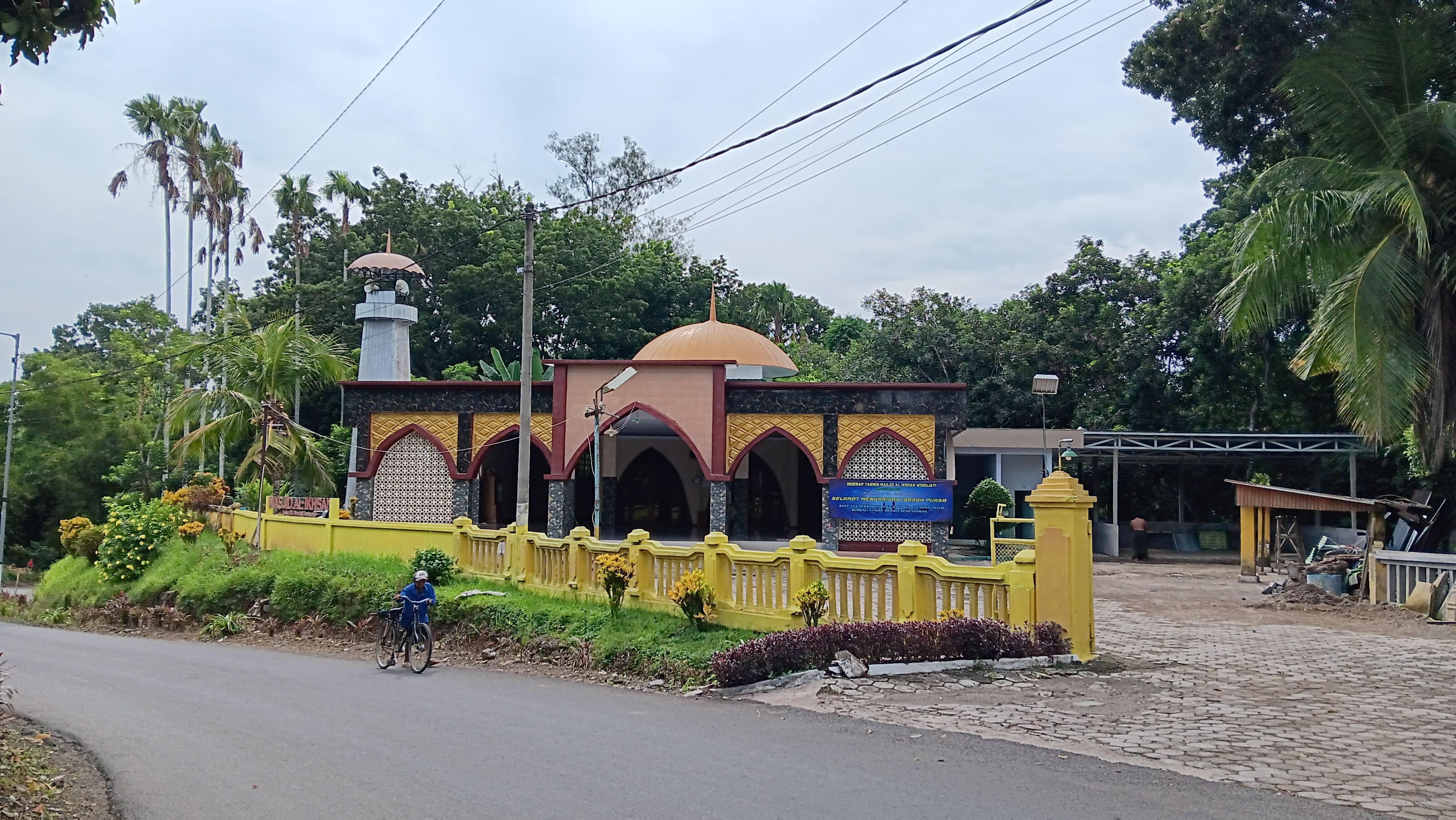 PANORAMA ASRI: Keindahan panorama Masjid Al Ikhsan di Dusun Wonojati, Desa/Kecamatan Tempurejo.(M ADHI SURYA/RADAR JEMBER)