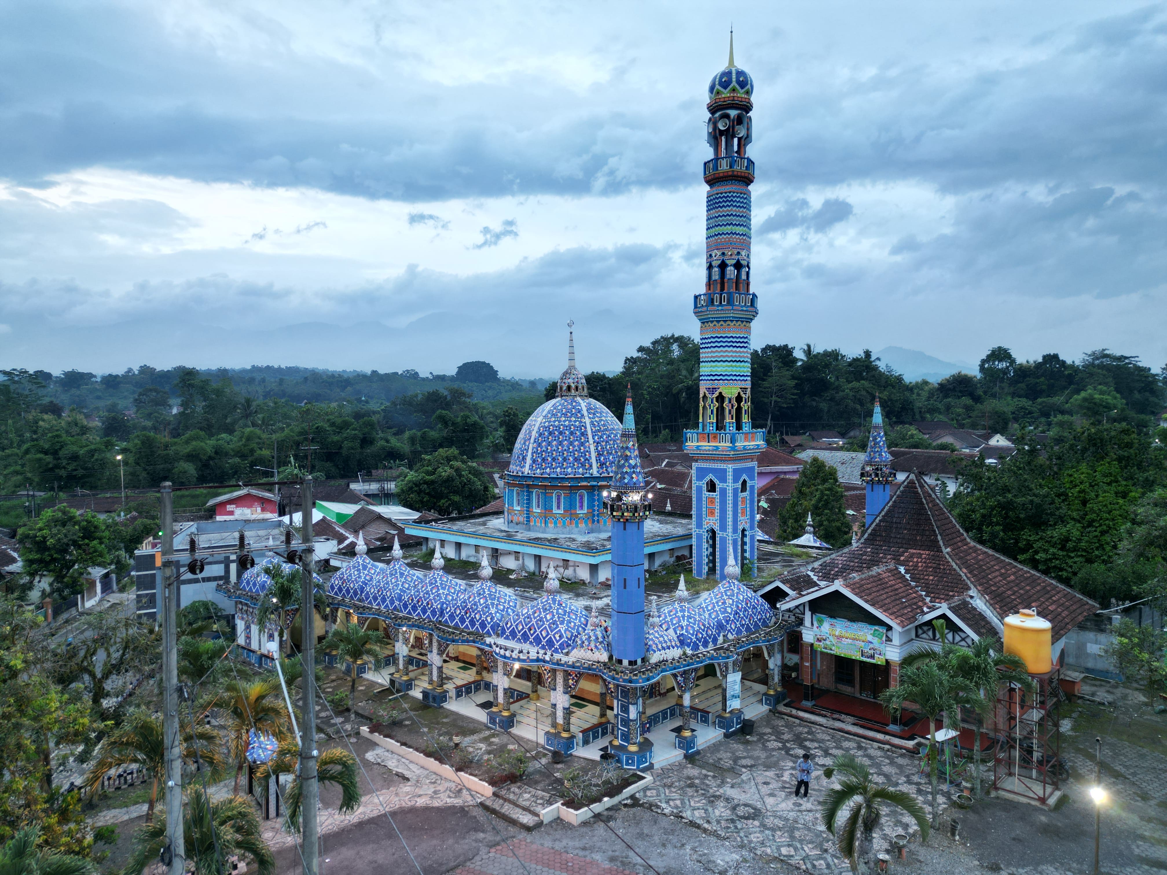 ELEGAN: Masjid unik Bani Toyyib terlapisi keramik pada sekujur bangunannya di Kelurahan Baratan, Kecamatan Patrang.(YULIO FA/RADAR JEMBER)