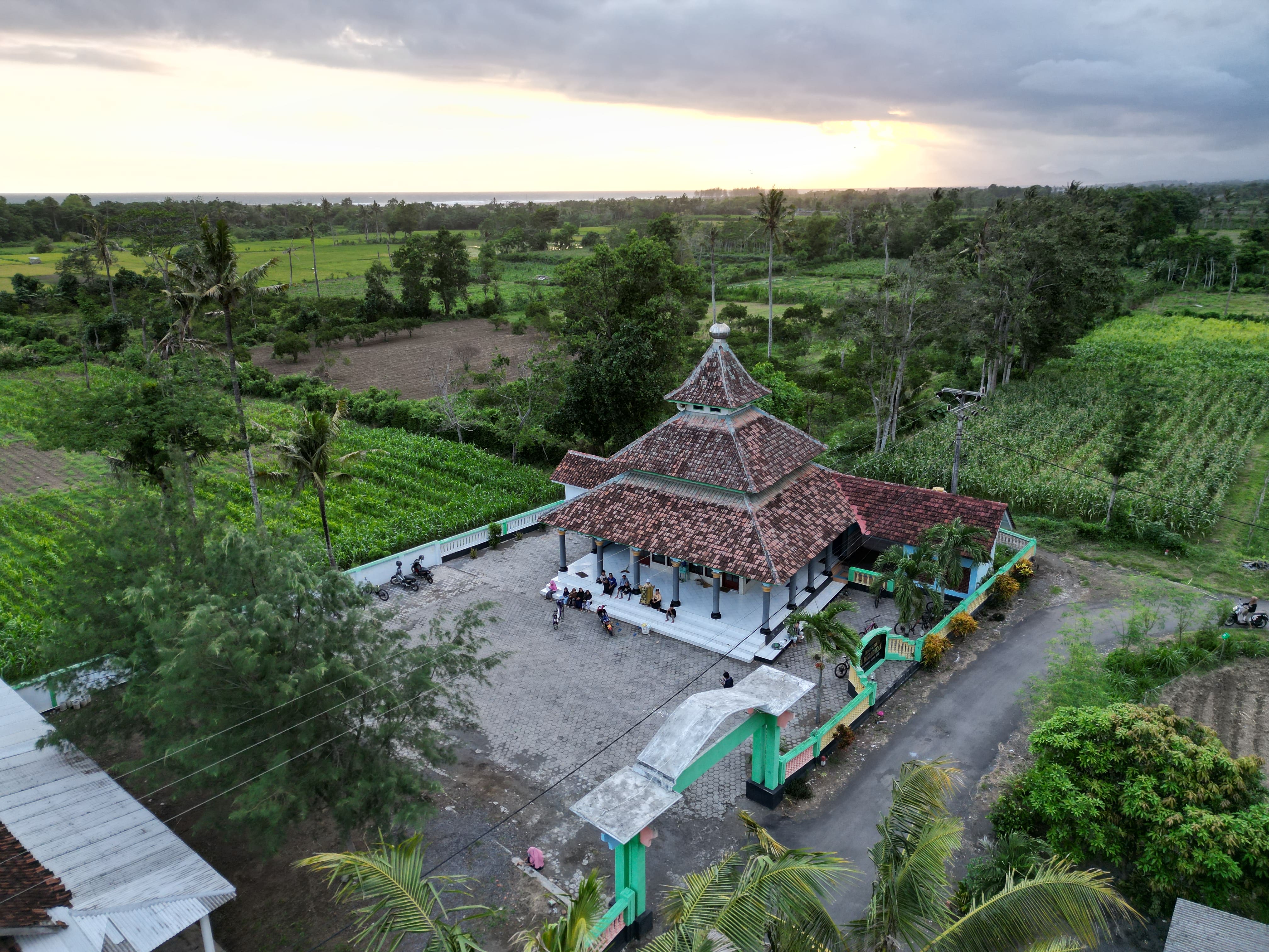 GEMBIRA: Masjid Al Mubarokah di Desa Paseban ini sempat ditolak warga sebelum didirikan. Kini, banyak dimanfaatkan untuk beribadah dan mengaji.(YULIO FA/RADAR JEMBER)
