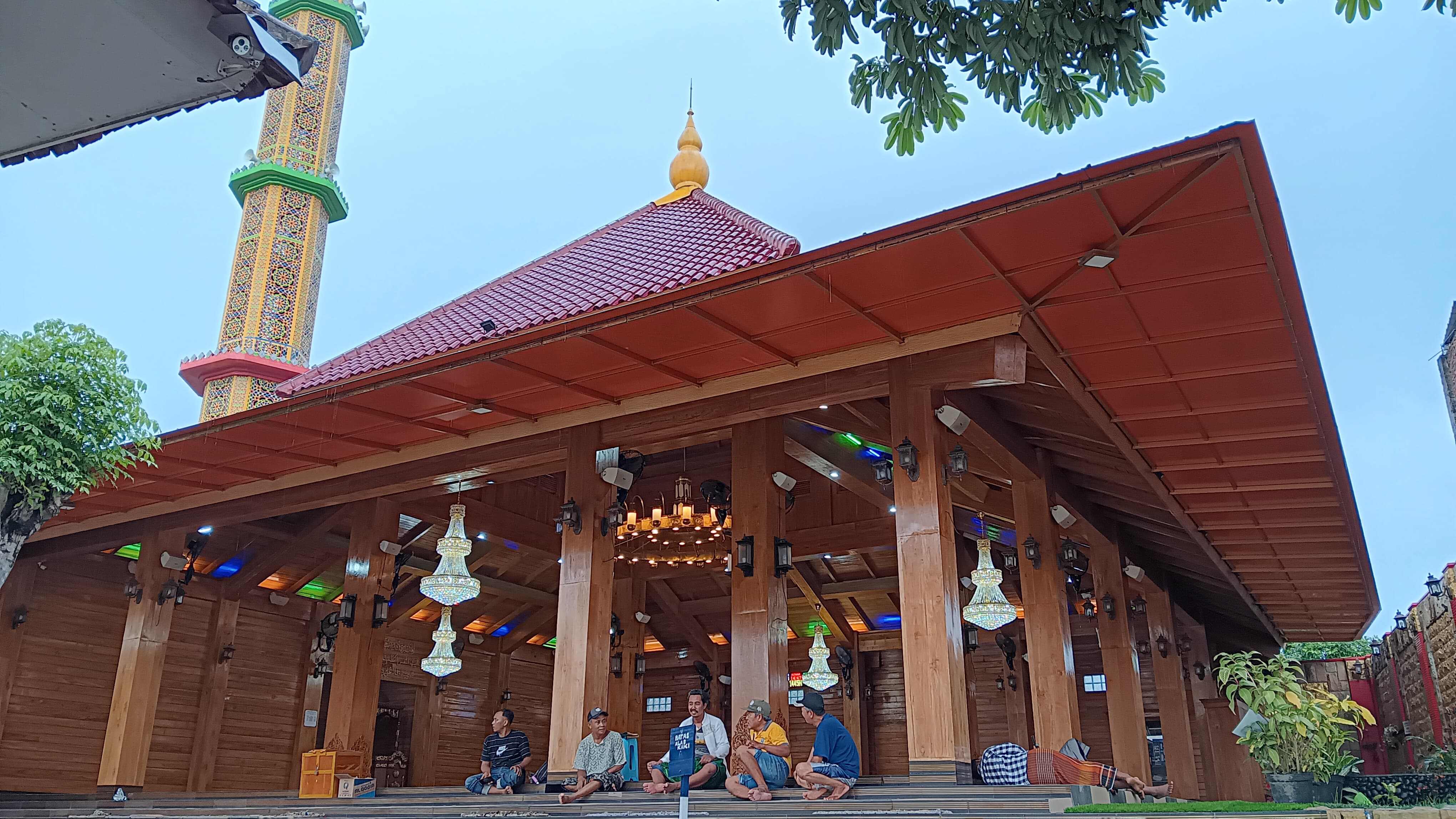 TRADISIONAL: Suasana menjelang buka puasa di Masjid Nurul Amin Ngadina Tumina, Dusun Sumberan, Desa/Kecamatan Ambulu.(M ADHI SURYA/RADAR JEMBER)