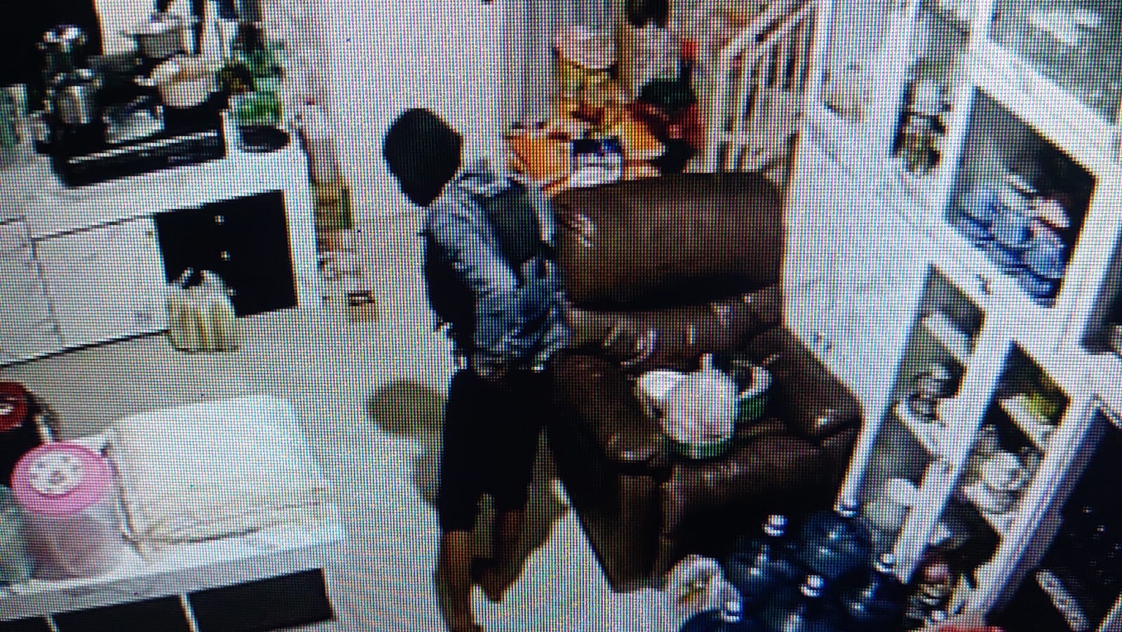 TEREKAM CCTV: Dua pelaku yang masuk ke rumah Aditiya Cahyadi, 40, warga perumahan Royal City Icon sempat terecam CCVT diruang tamu dan dapur. (JUMAI/RJ)