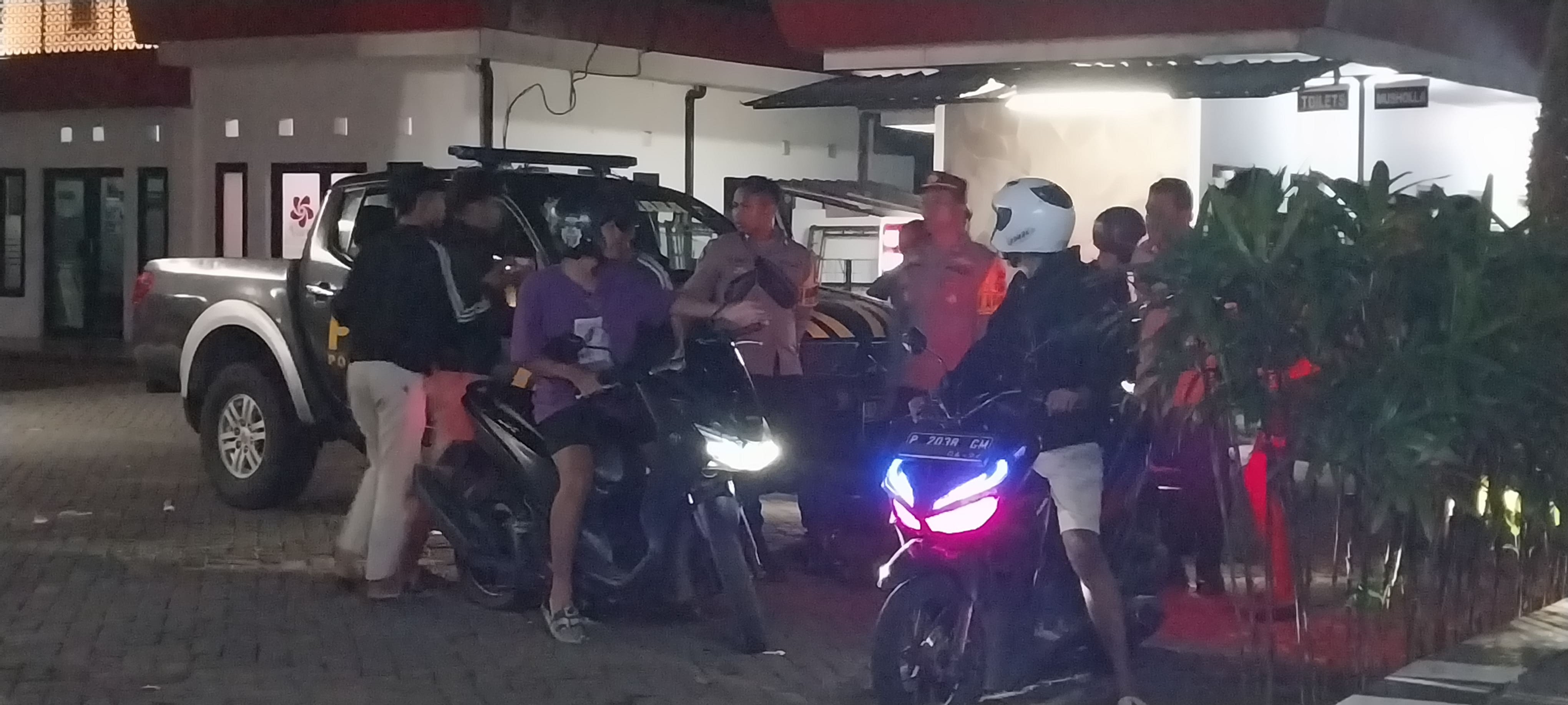 DIDATANGI PETUGAS: Kapolsek Patrang Ipda Suparman bersama anggota mendatangi gerombolan pemuda yang mengendarai motor berknalpot brong.(JUMAI/RJ)