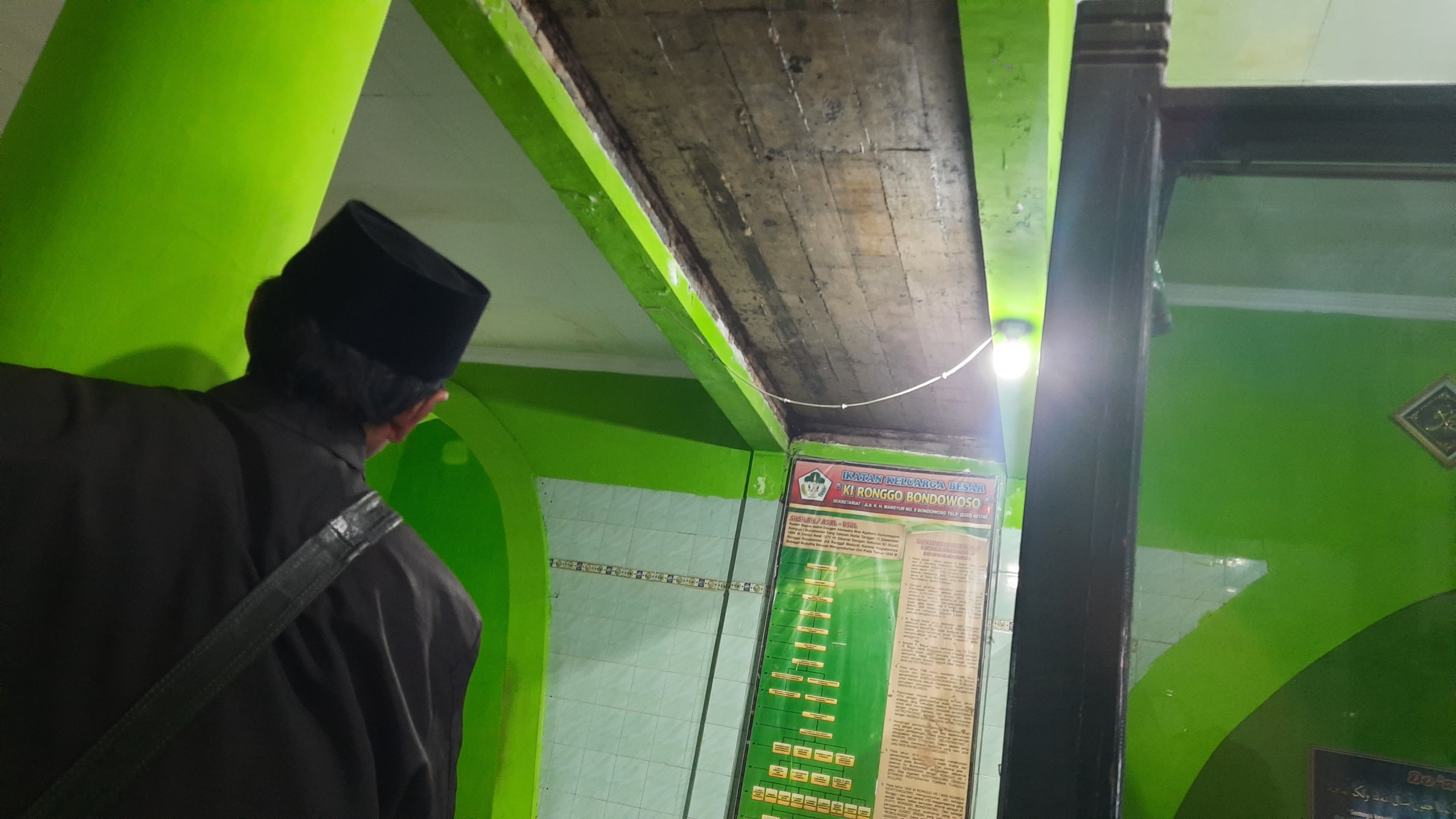 DITUNJUKKAN: Nur Hafid saat memperlihatkan salah satu atap yang bocor akibat angin kencang.