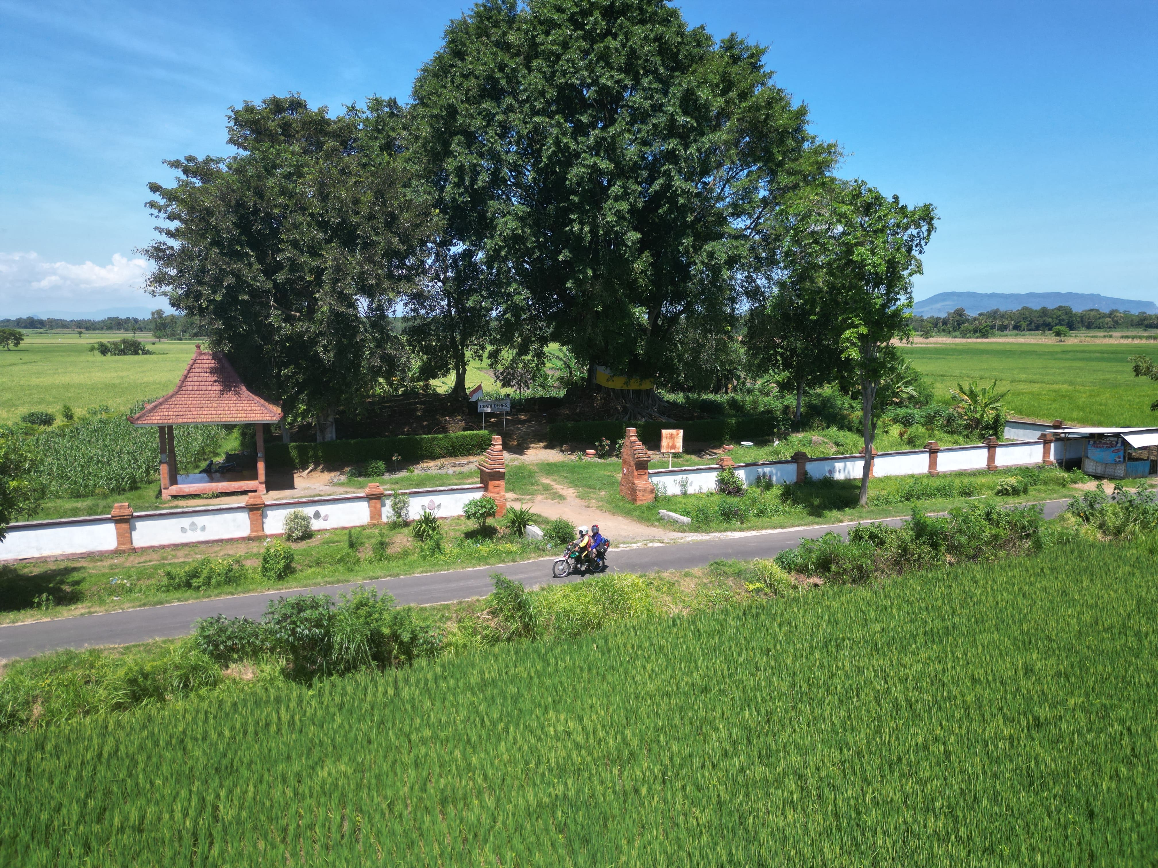 KAYA SEJARAH: Pengunjung Candi Deres memperhatikan keunikan peninggalan zaman kerajaan Majapahit di Kecamatan Gumukmas.YULIO FA/RADAR JEMBER