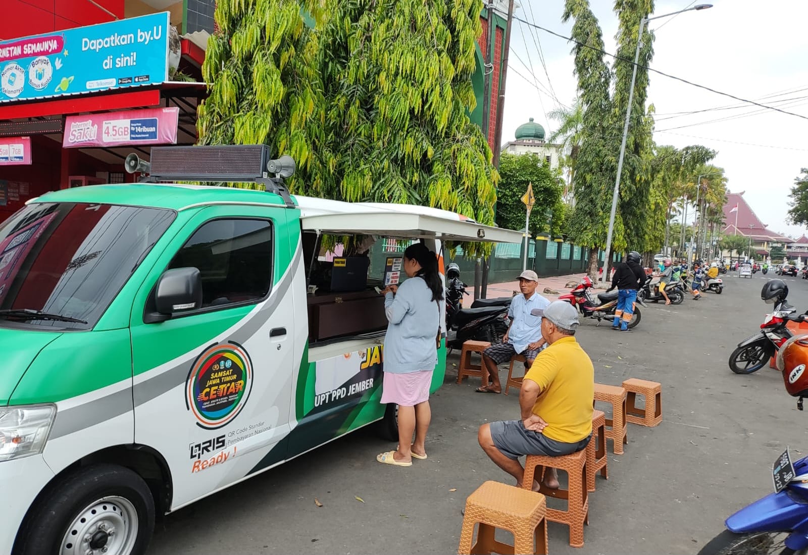 SIAP MELAYANI: Mobil samsat keliling saat melayani pemohon pajak kendaraan di alun-alun Jember beberapa waktu lalu.