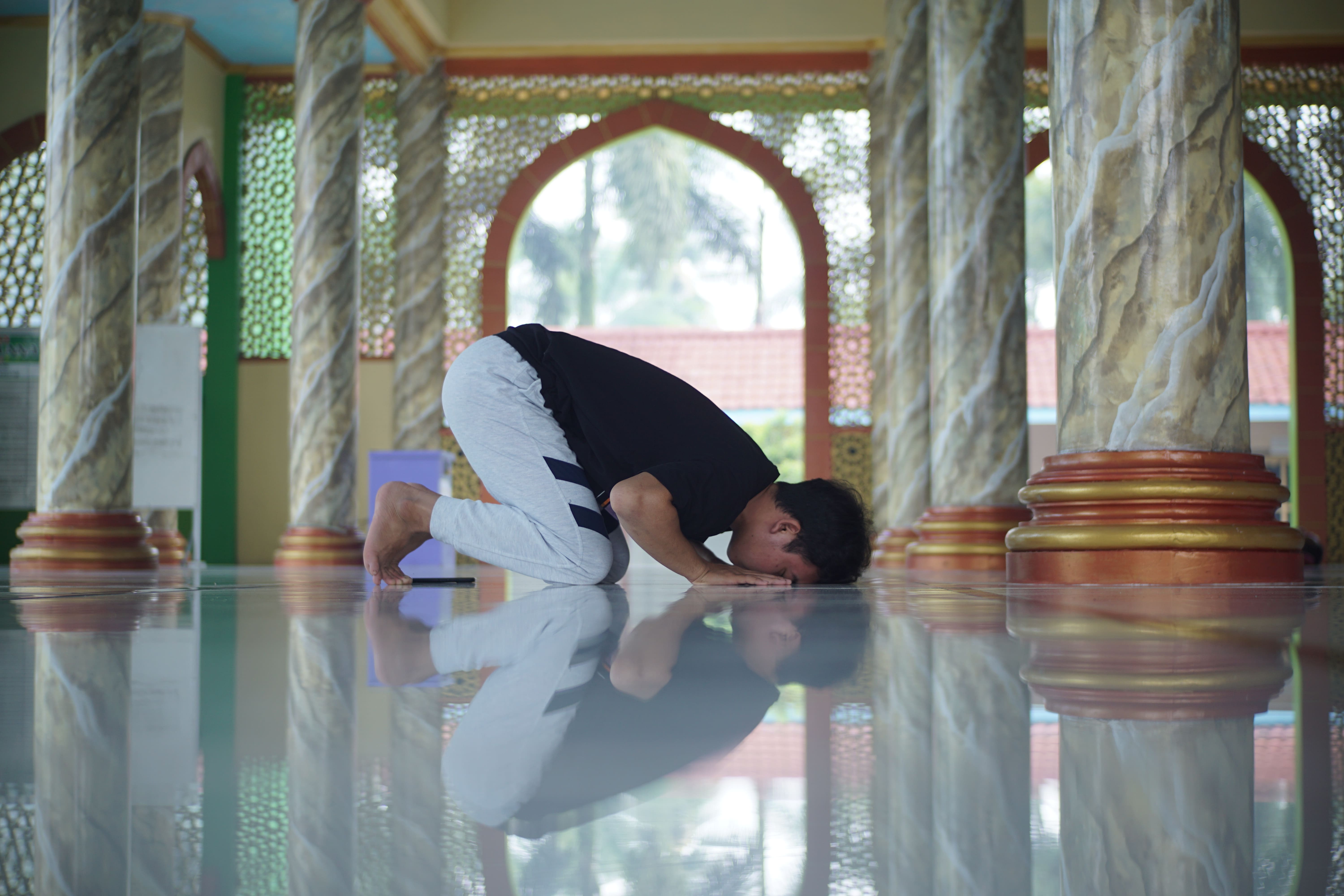 TUNAIKAN IBADAH: Pemuda Desa Umbulrejo, Kecamatan Umbulsari, salat di Masjid Baitun Na