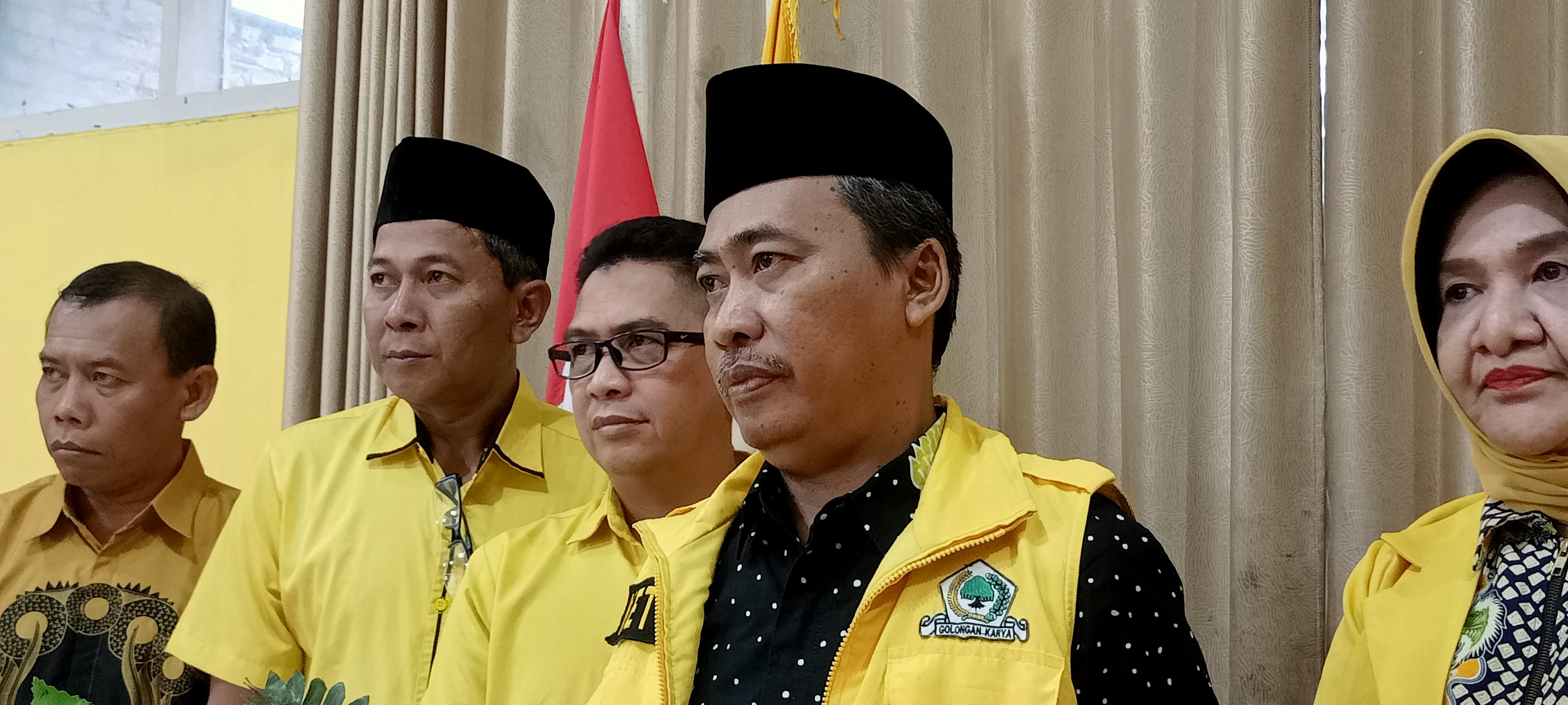 BUKA SUARA: Karimullah Dahrujiadi saat memberikan keterangan di Kantor DPD Partai Golkar Jember, belum lama ini. (MAULANA/RADAR JEMBER)