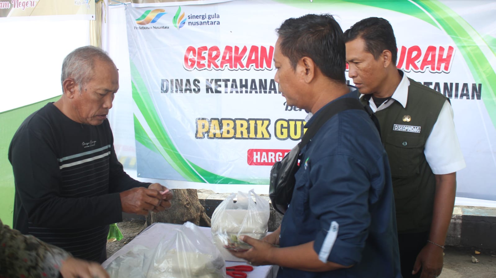 ANIMO TINGGI: Stand PG Jatiroto tampak ramai didatangi masyarakat yang sedang berburu gula pasir murah.(MUHAMMAD HASBI/RADAR SEMERU )
