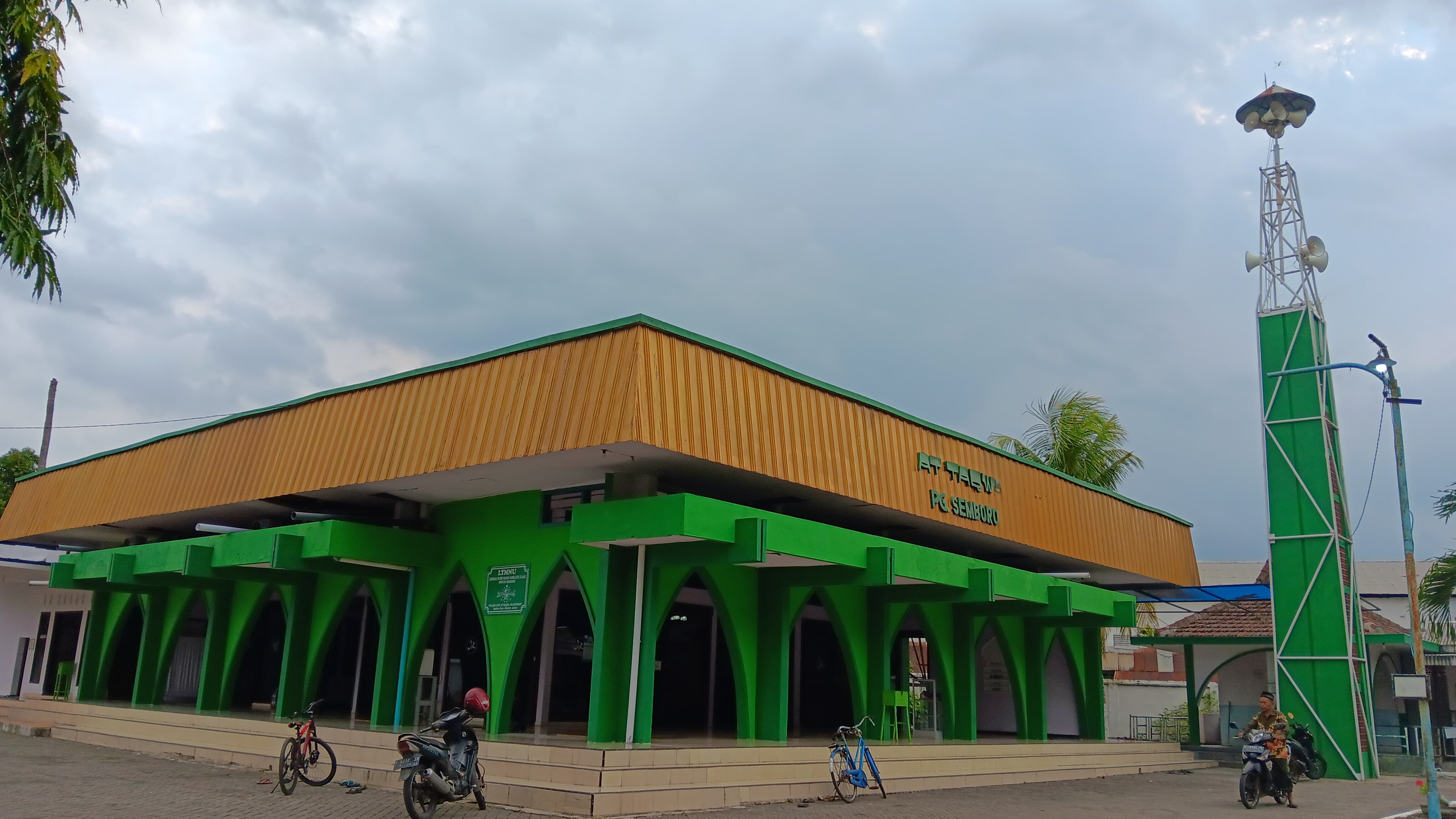 UNIK: Masjid At Taqwa di Desa/Kecamatan Semboro sekilas menyerupai kubus.