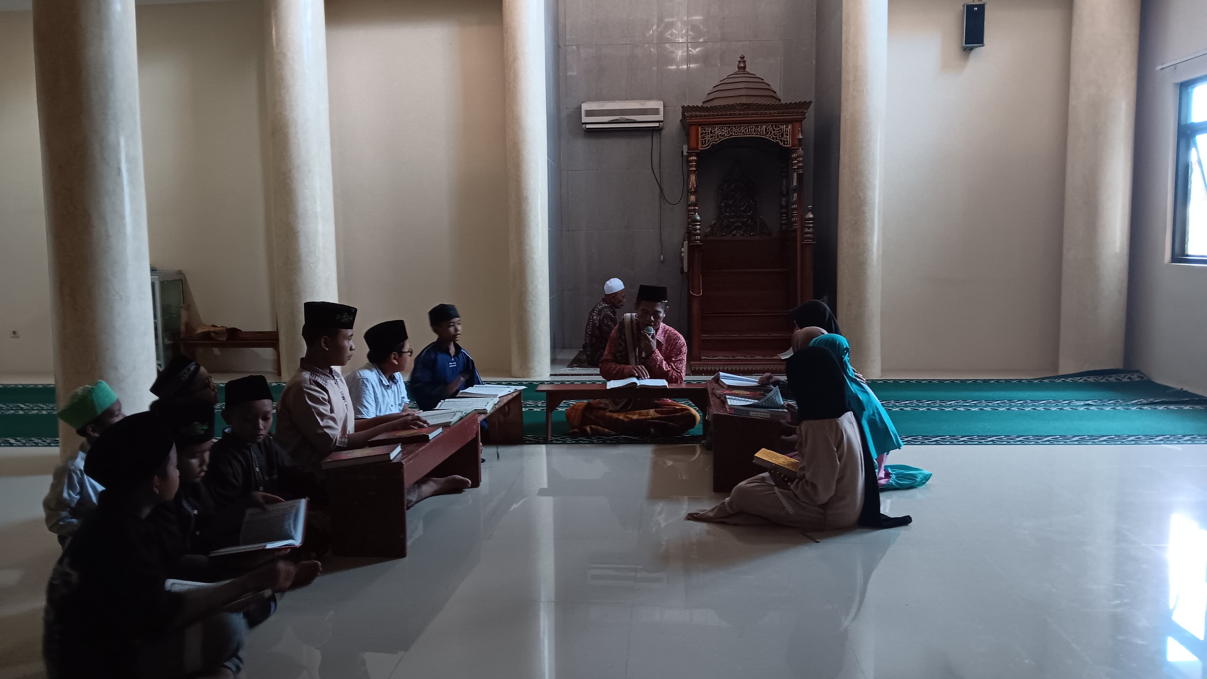 SERIUS: Anak-anak belajar mengaji di Masjid Al Ikhlas, Kelurahan Kebonsari, Kecamatan Sumbersari.