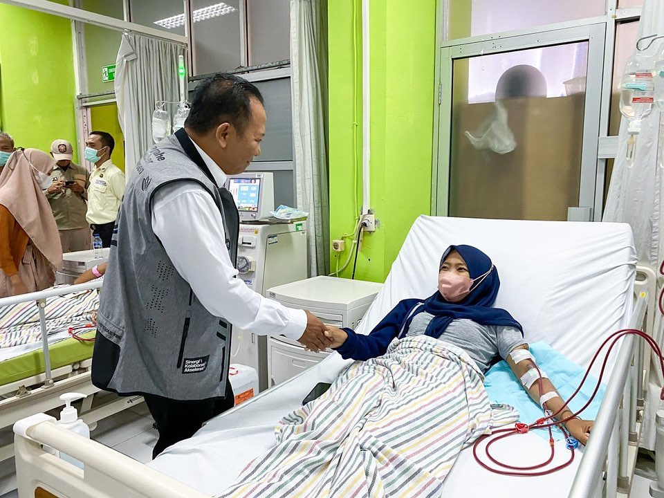 PERHATIAN: Bupati Jember Hendy Siswanto menjenguk pasien cuci darah di RSD dr Soebandi, Kamis (28/3).