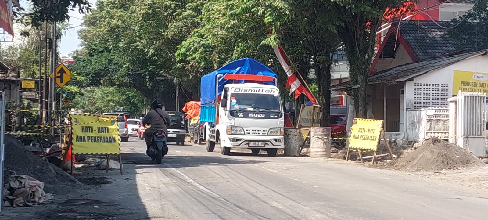 AMBLES LAGI: Truk pengangkut bambu saat melintas di jalan Oto Iskandardinata, Mangli, Kecamatan Kaliwates setelah dibuka lagi. (jumai/rj)