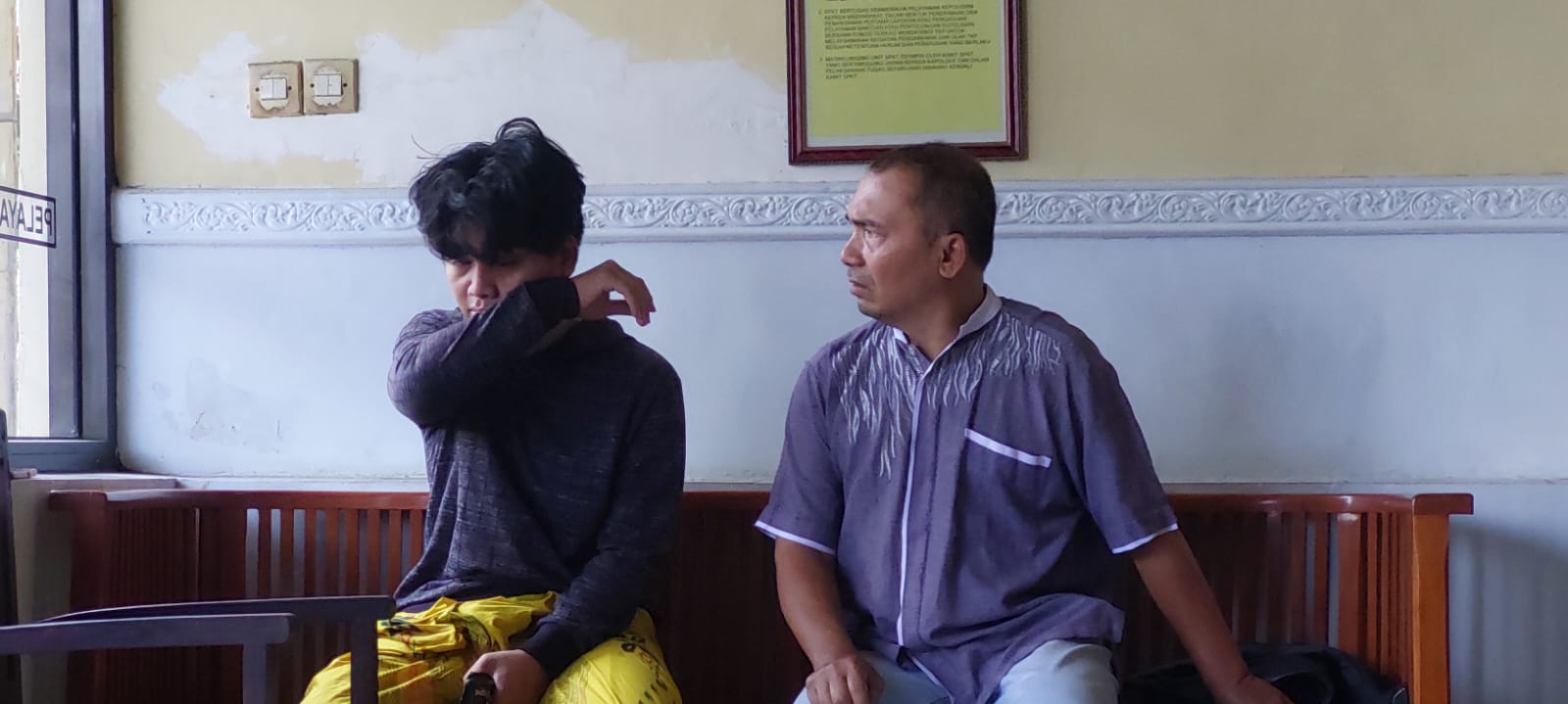 MASIH TRAUMA: Rizky Cipta Prasetya, 20, warga Serang, Banten saat berada di Polsek Rambupiuji setelah terjadi kecelakaan. (Jumai/ Radar Jember)
