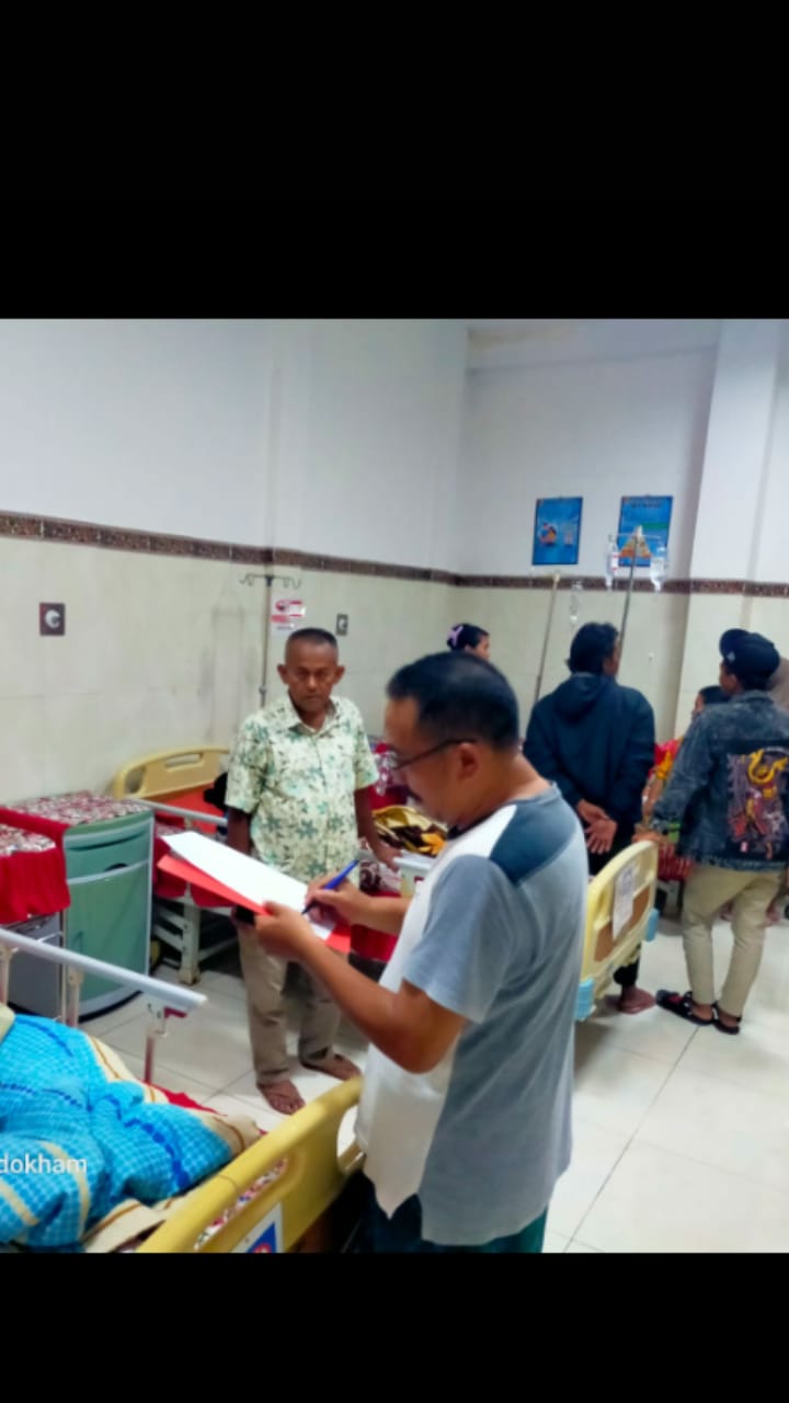 DIRAWAT: Salah satu warga yang keracunan setelah makan takjil saat menjalani perawatan di puskesmas. (polsek untuk RJ)