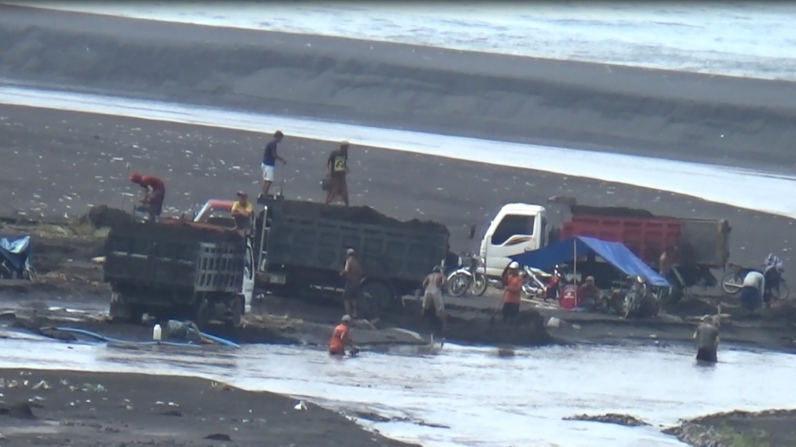 MENUJU LOKASI: Penunjuk arah sebelum menuju arah pantai Bambang tempat terjadinya penambangan pasir ilegal.