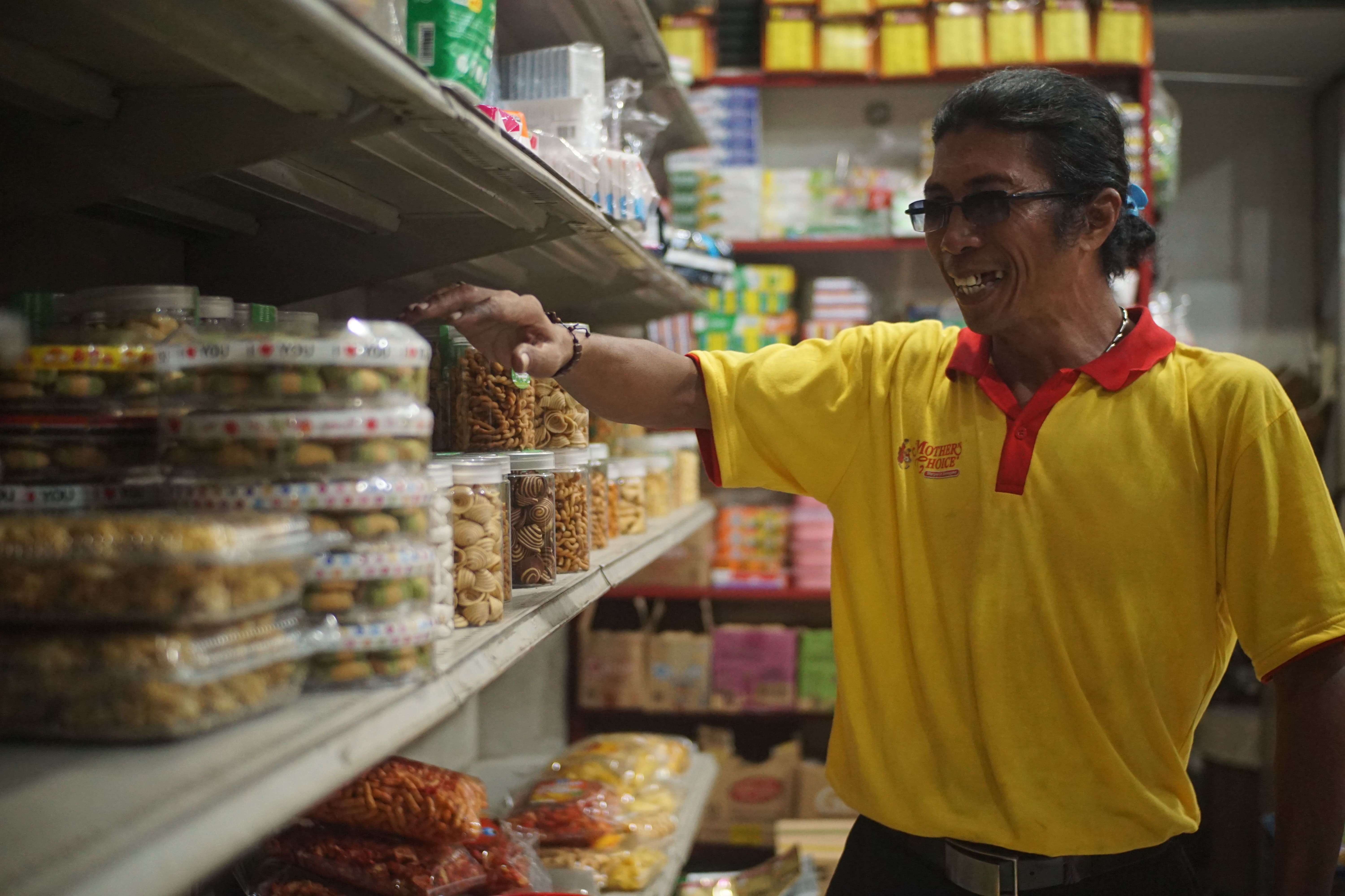 JAGA KUALITAS: Berbagai macam jajanan dijual di Toko 86 Putra, Pasar Tanjung, Kelurahan Jember Kidul, Kecamatan Kaliwates. Di tempat lain, BPOM menemukan jajanan kedaluwarsa, kemarin.