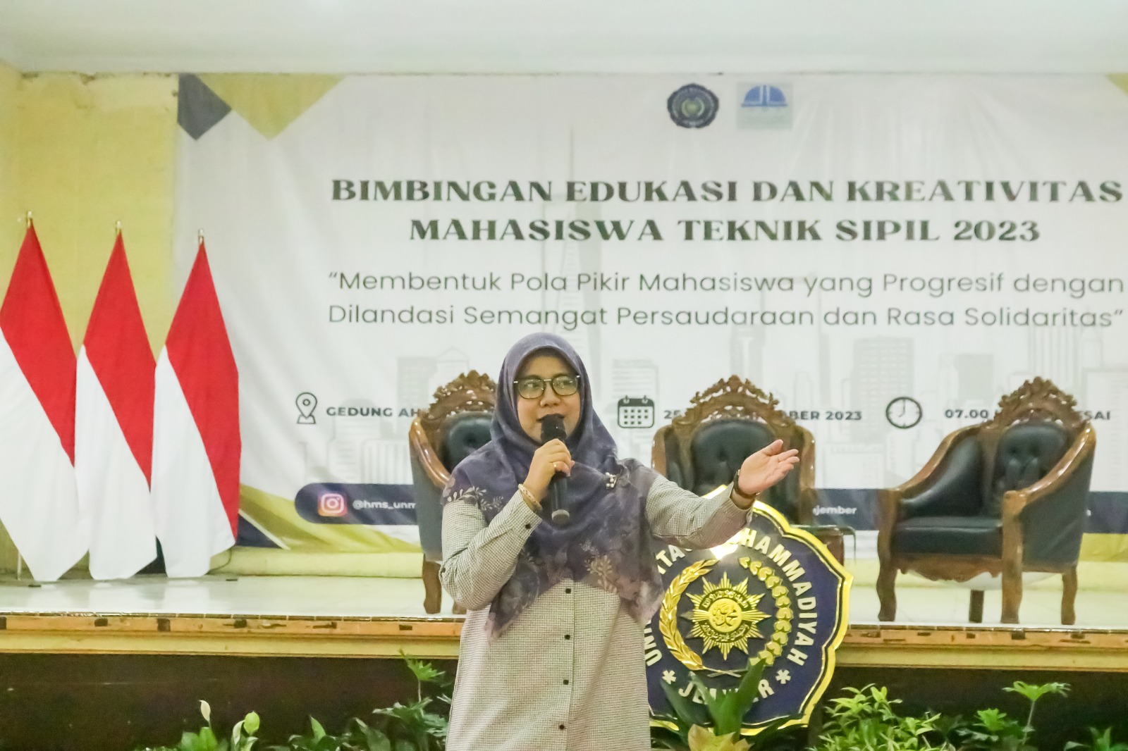 BERI PENJELASAN: Dr. Latifa Mirzatika, S.T., M.T, Dosen Teknik Lingkungan Unmuh Jember, memberikan penjelasan tentang konsep alas yang ramah lingkungan.
