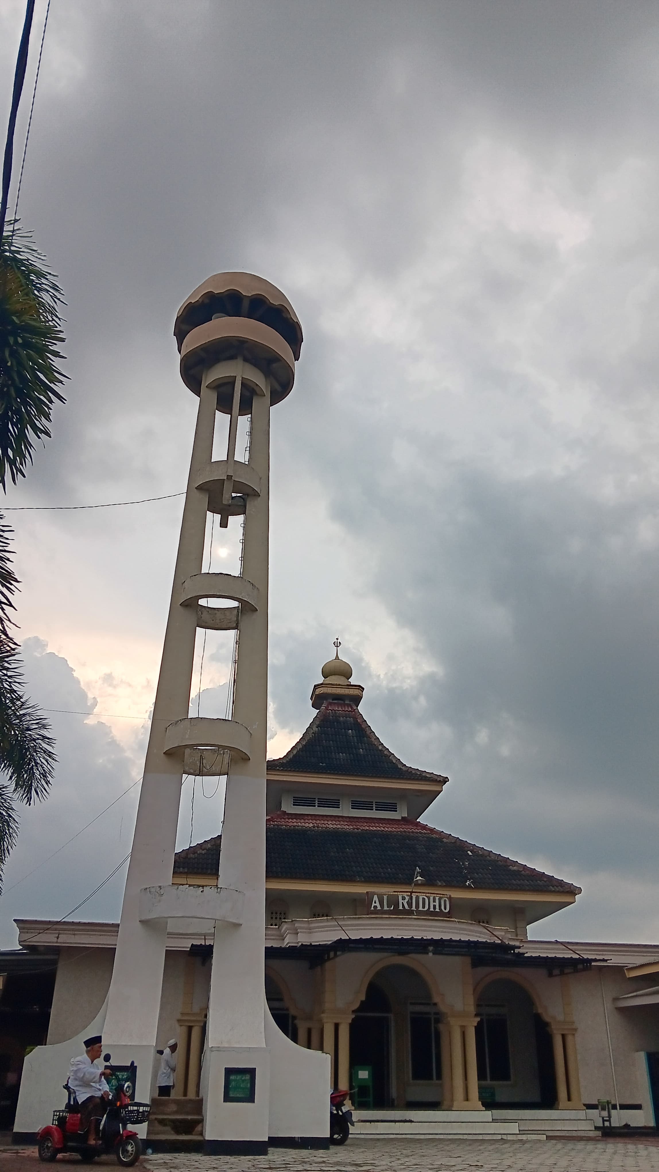 KHUSYUK: Jemaah zikir setelah salat Duhur berjamaah di Masjid Al Ridho, Dusun Sumuran, Desa/Kecamatan Ajung.