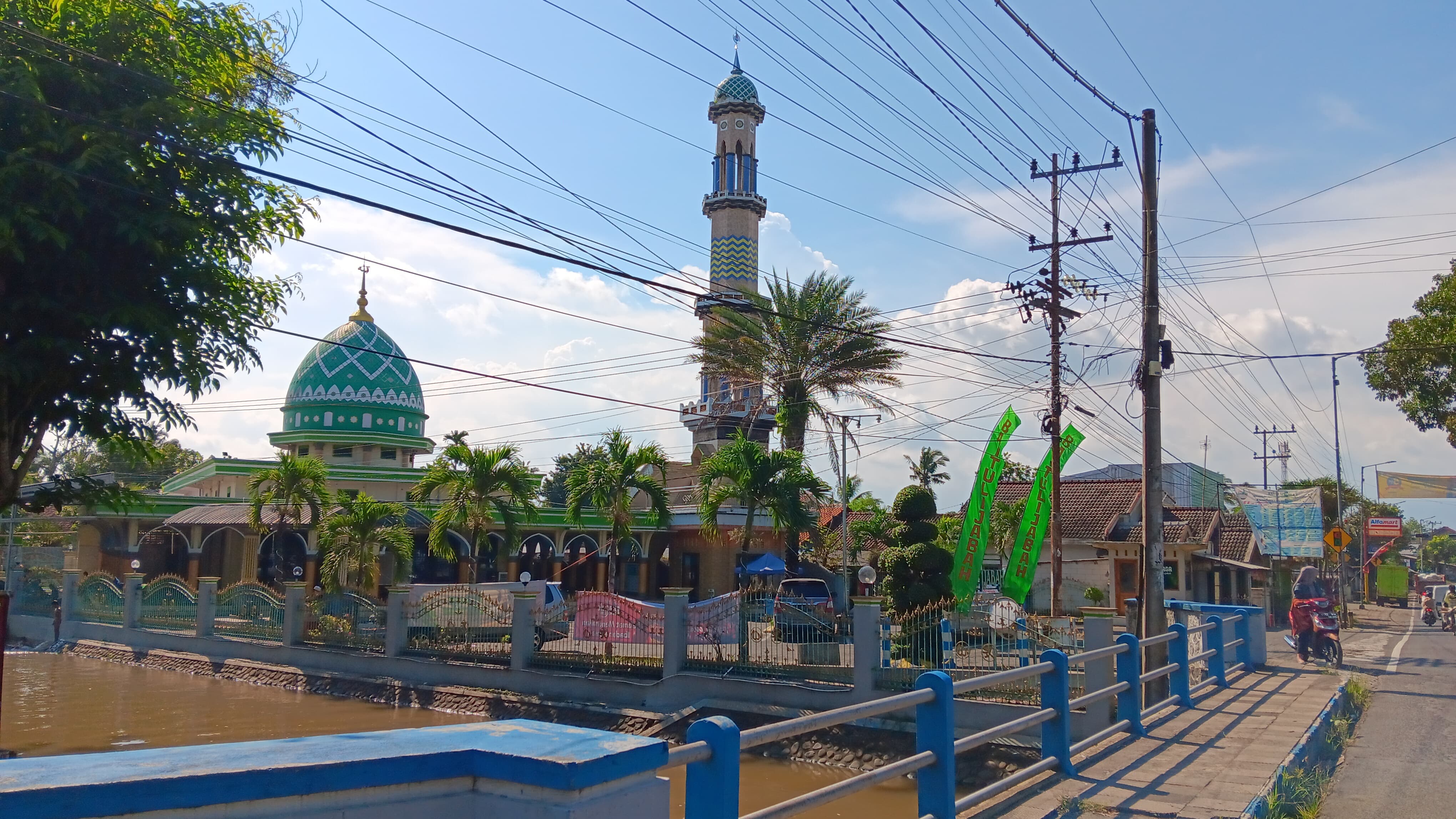 ASRI: Suasana indah Masjid Baitul Ijabah di Dusun Curah Kates, Desa Klompangan, Kecamatan Ajung.(M ADHI SURYA/RADAR JEMBER)