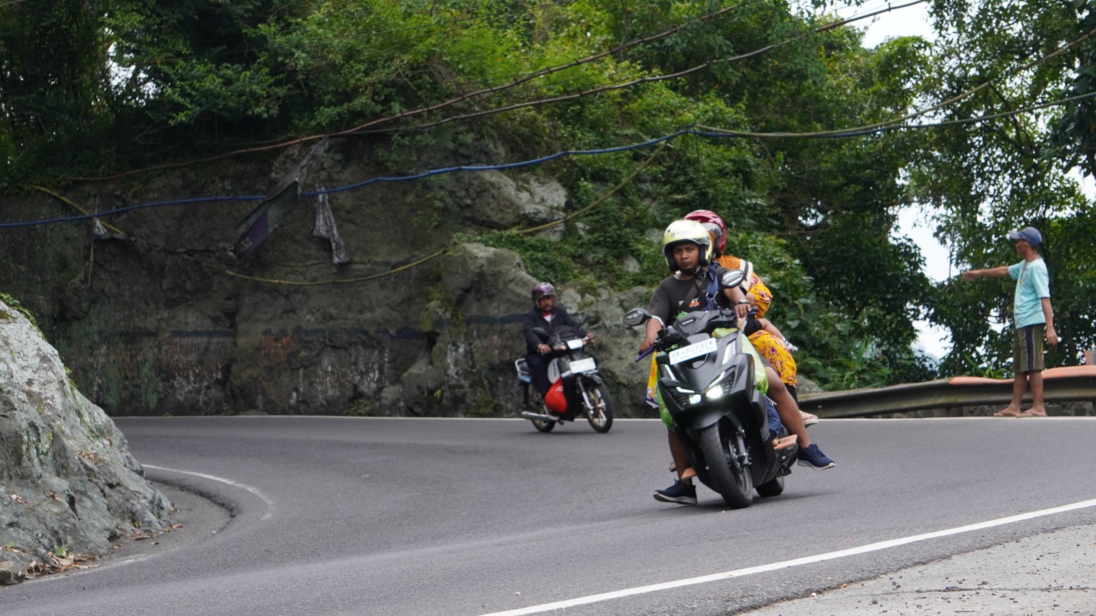 HATI HATI: Pengendara sepeda motor yang melintas di jalur gumitir dengan meembawa barang bawakan saat mudik lebaran. (Jumai/ Radar Jember )