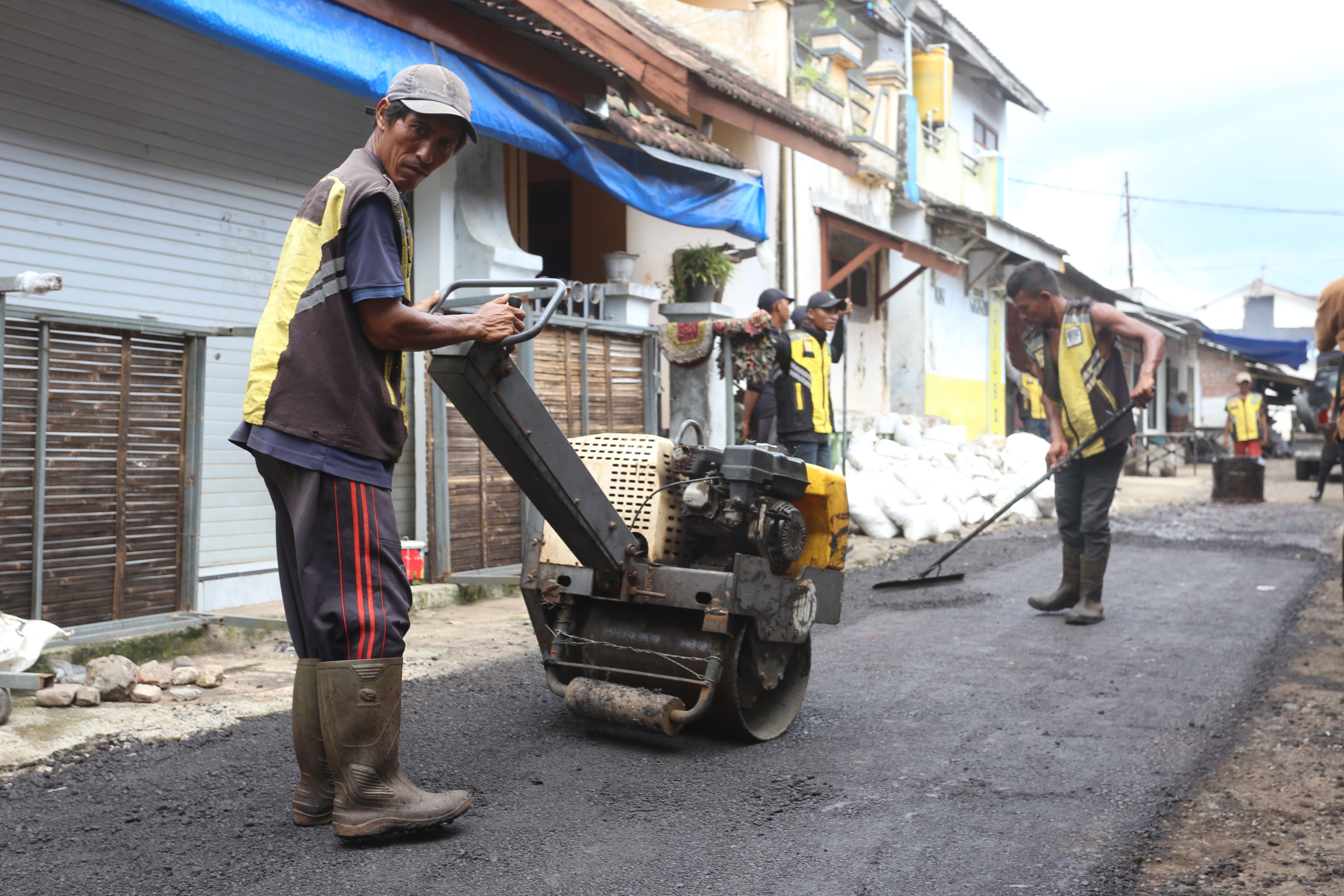 SIGAP: Tim URC DPUBMSDA Jember memperbaiki jalan atas dasar keluhan dari warga saat J-Bershodaqoh di Desa/Kecamatan Mayang, Jumat (29/3).