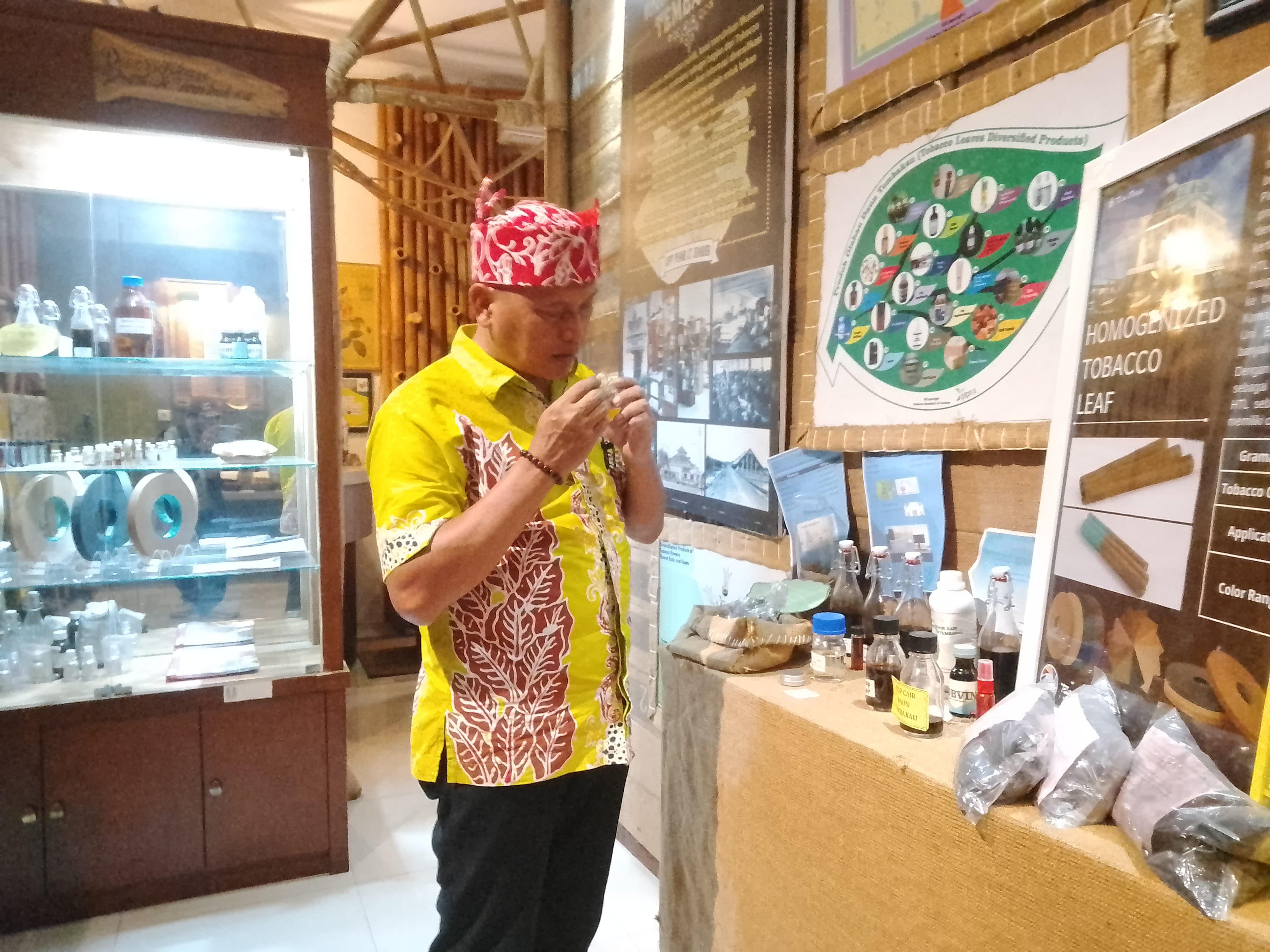 POTENSI JEMBER: Kurator Museum Tembakau dan Perpustakaan UPT PSMB LT Jember, Sunito, mencium parfum dari ekstrak daun tembakau. Sejak dulu Jember diminati pelaku usaha tembakau dari berbagai daerah