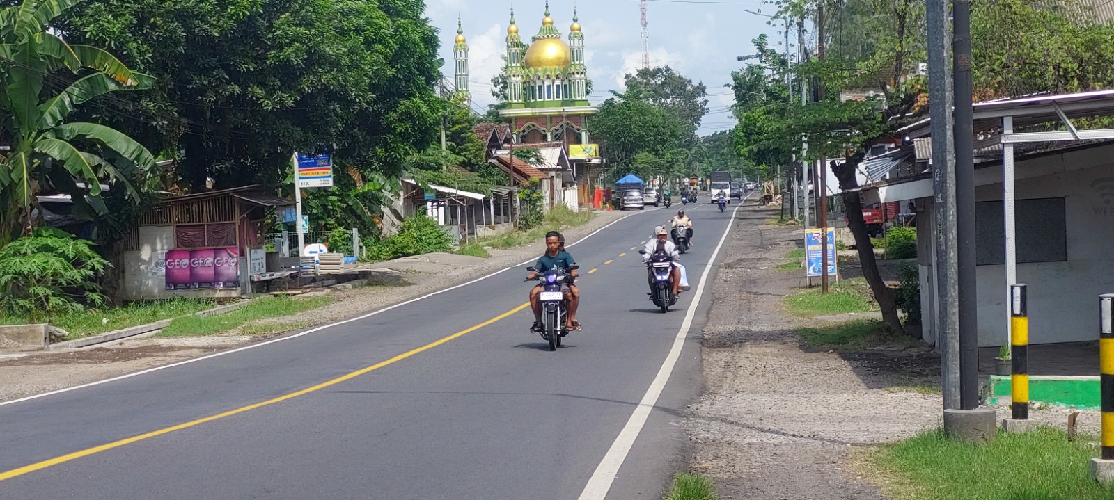 RAWAN BANJIR: Jalan raya Desa Tisnogambar, Kecamatan Bangsalsari, ini tetap rawan terjadi banjir saat turun hujan deras.