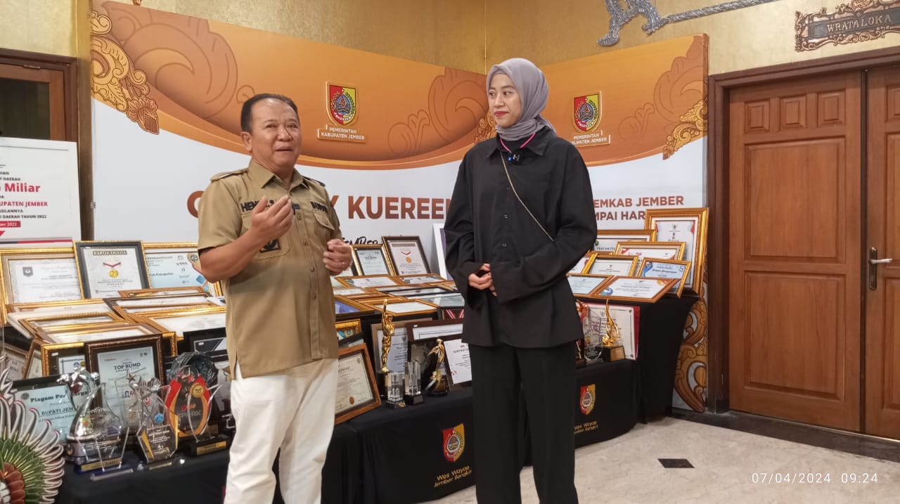 Bupati Jember (kiri) bersama Megawati Hangestri (kanan) saat berbincang-bincang di Pendapa Bupati Jember.