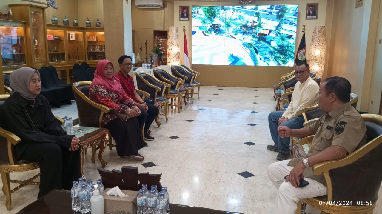 Bincang Santai, antara Bupati Jember (kanan) dan atlet voli asli Jember Megawati Hangestri (kiri)