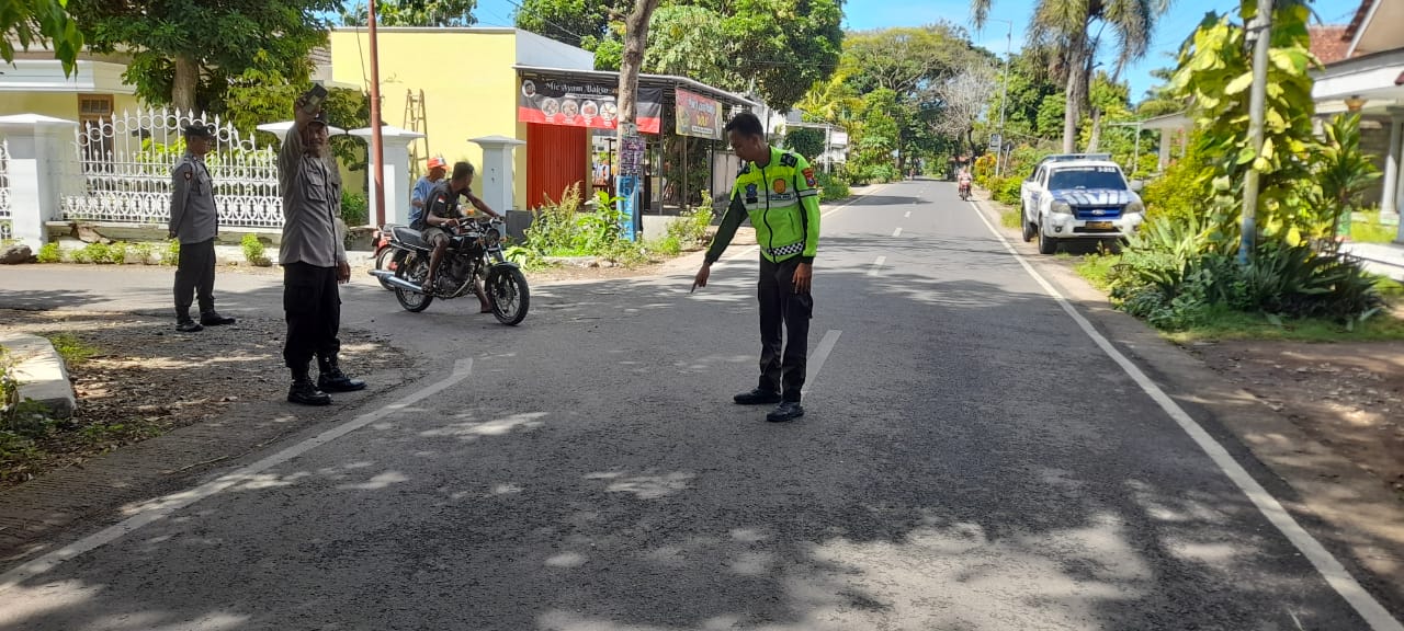 DATANGI LOKASI: Anggota saat mendatangi lokasi untuk melakukan olah tempat kejadian perkara (tkp). (Laka untuk radarjember)