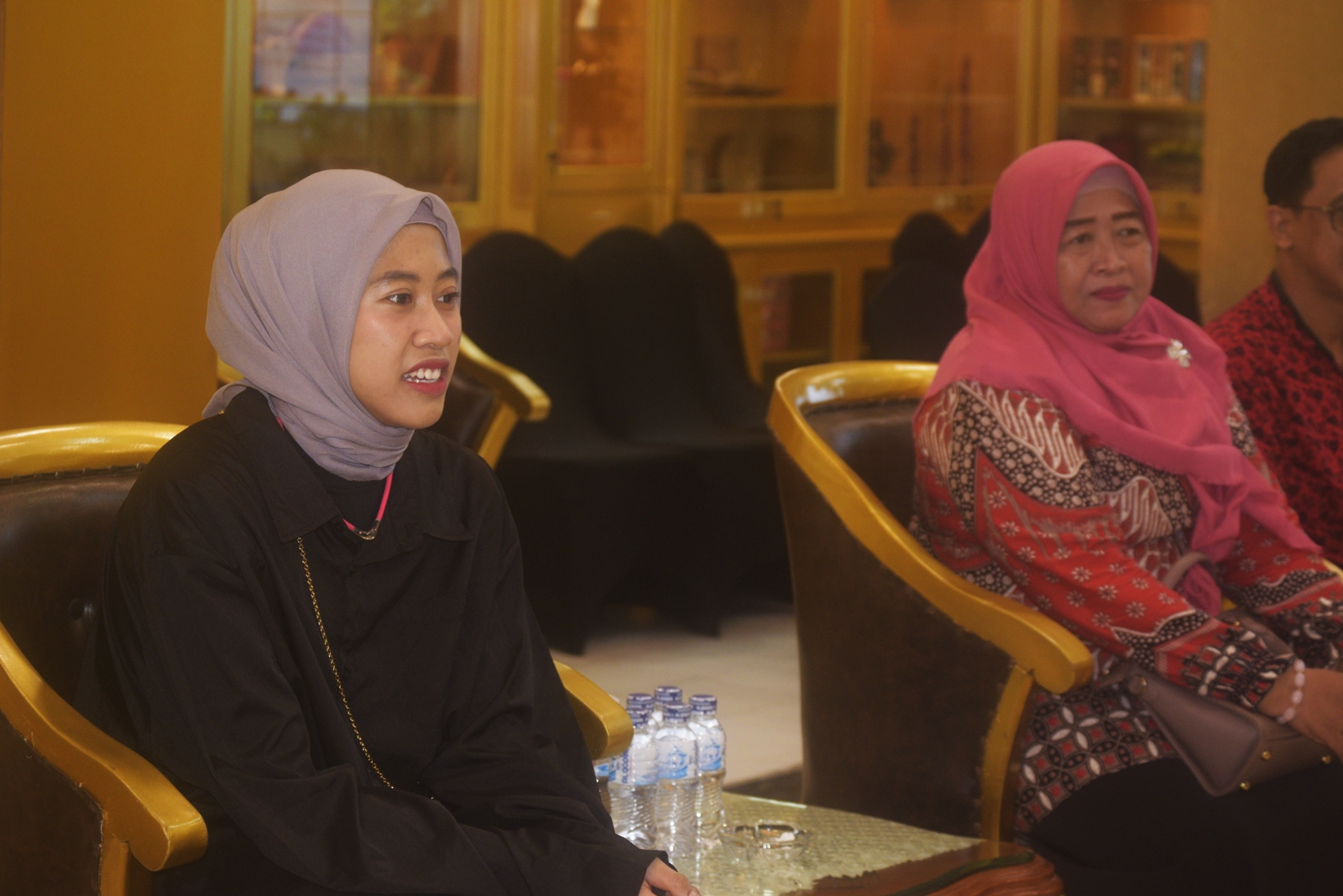 BERSAMA SANG IBUNDA: Megawati Hangestri ketika bersama sang ibunda tahun lalu, saat berkunjung ke Pendopo Jember. (DOK RADAR JEMBER)
