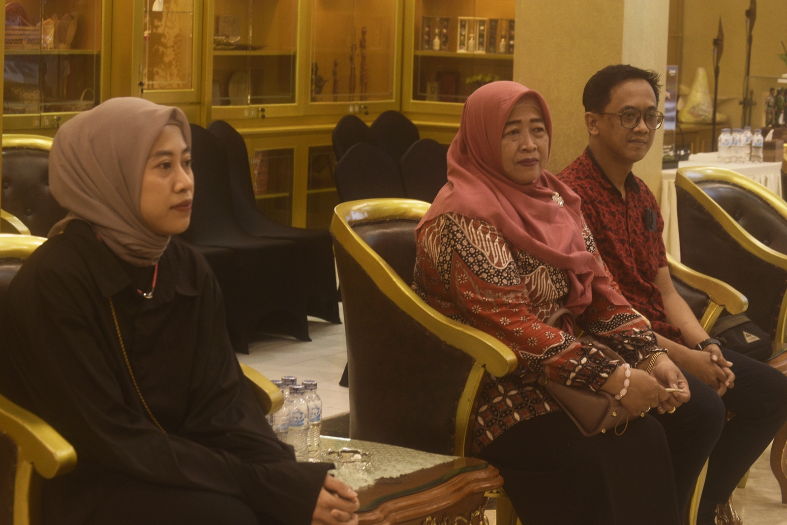 Megawati Hangestri Pertiwi bersama keluarganya ketika disambut oleh Bupati Jember di Pendapa Bupati Jember.