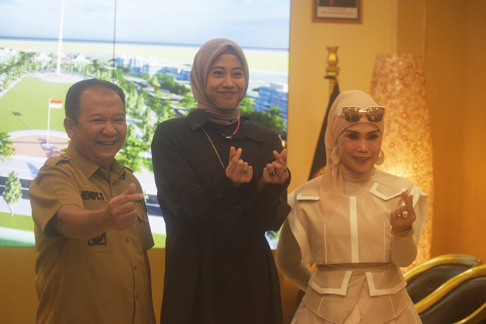 DI PENDAPA: Megawati Hangestri (tengah) saat bersama Bupati Jember berserta sang istri di Pendapa Bupati.