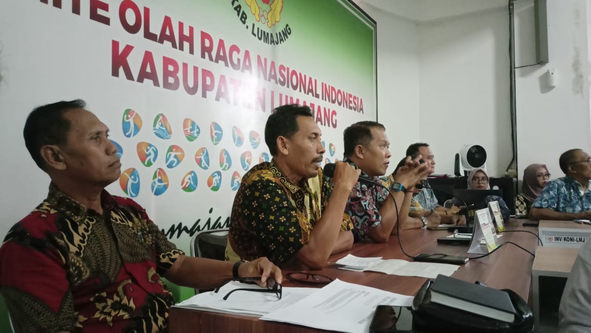 KOORDINASI: Pengurus KONI Lumajang melakukan rapat koordinasi dengan sejumlah ketua cabor.