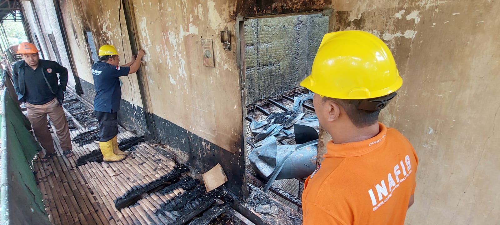 HARUS TELITI: Tim Labfor Polda Jatim bersama tim Inafis Polres Jember ketika melakukan olah TKP di gudang pengasapan karet milik PTPN 1 Regional 5 Kebun Zeelandia di Desa Kramat Sukoharjo.